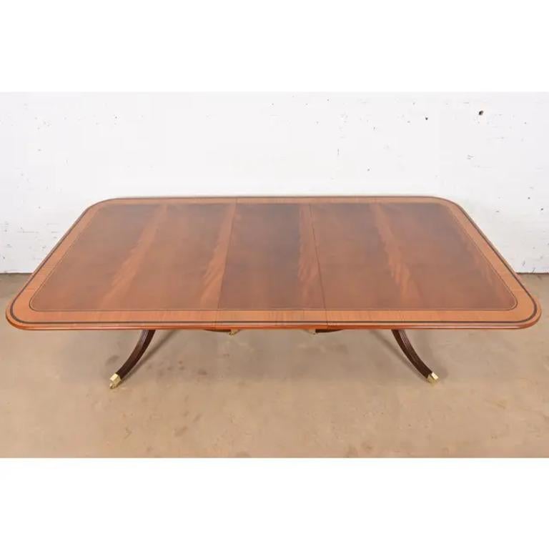 Fin du 20e siècle Baker Furniture Stately Homes table de salle à manger géorgienne en acajou à bandes, revernie en vente