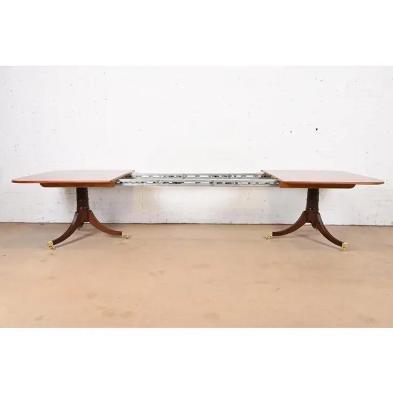 Laiton Baker Furniture Stately Homes table de salle à manger géorgienne en acajou à bandes, revernie en vente