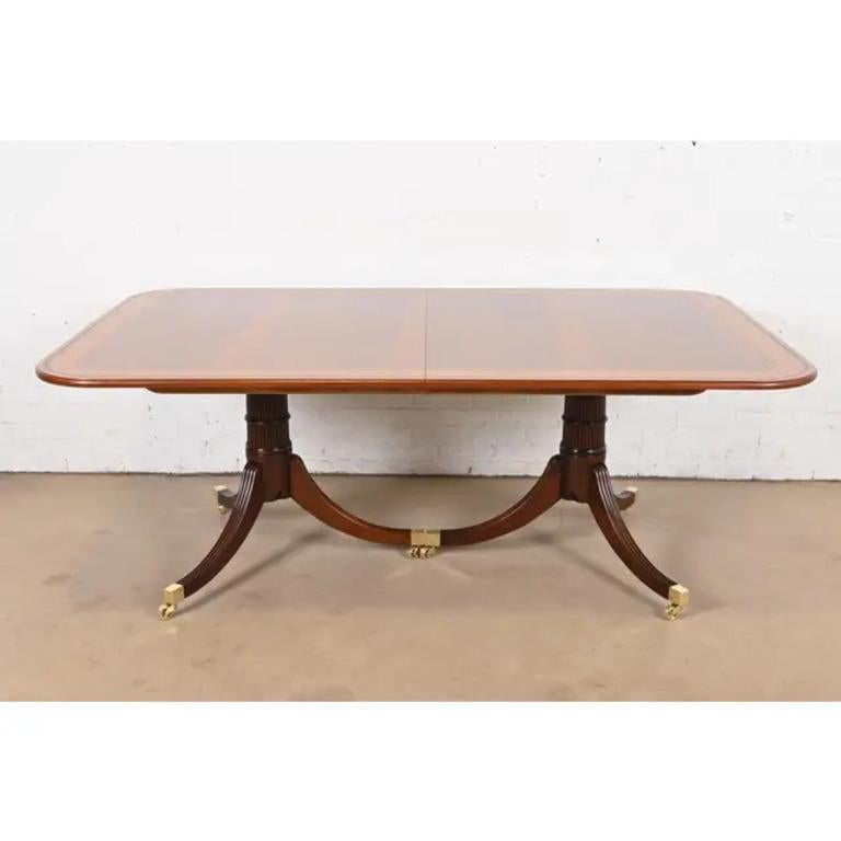 Baker Furniture Stately Homes table de salle à manger géorgienne en acajou à bandes, revernie en vente 1