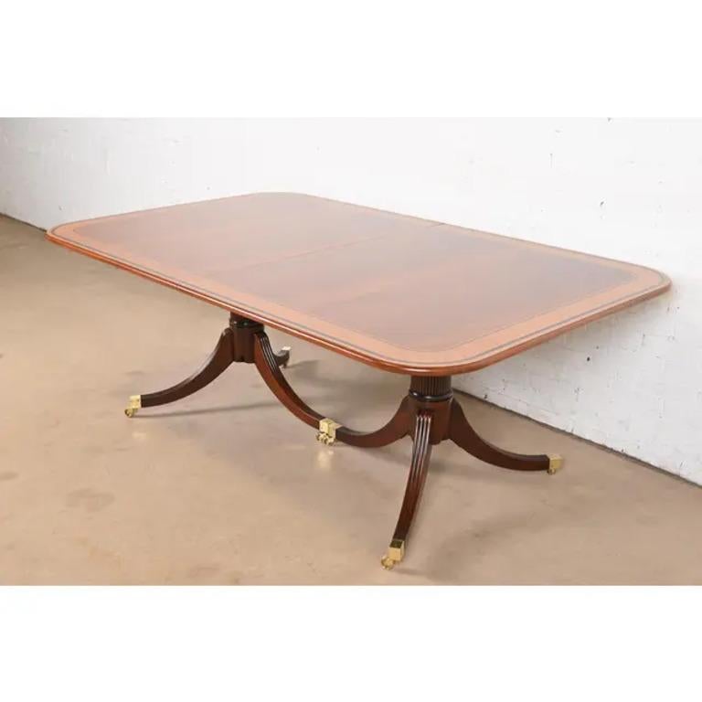 Baker Furniture Stately Homes table de salle à manger géorgienne en acajou à bandes, revernie en vente 2