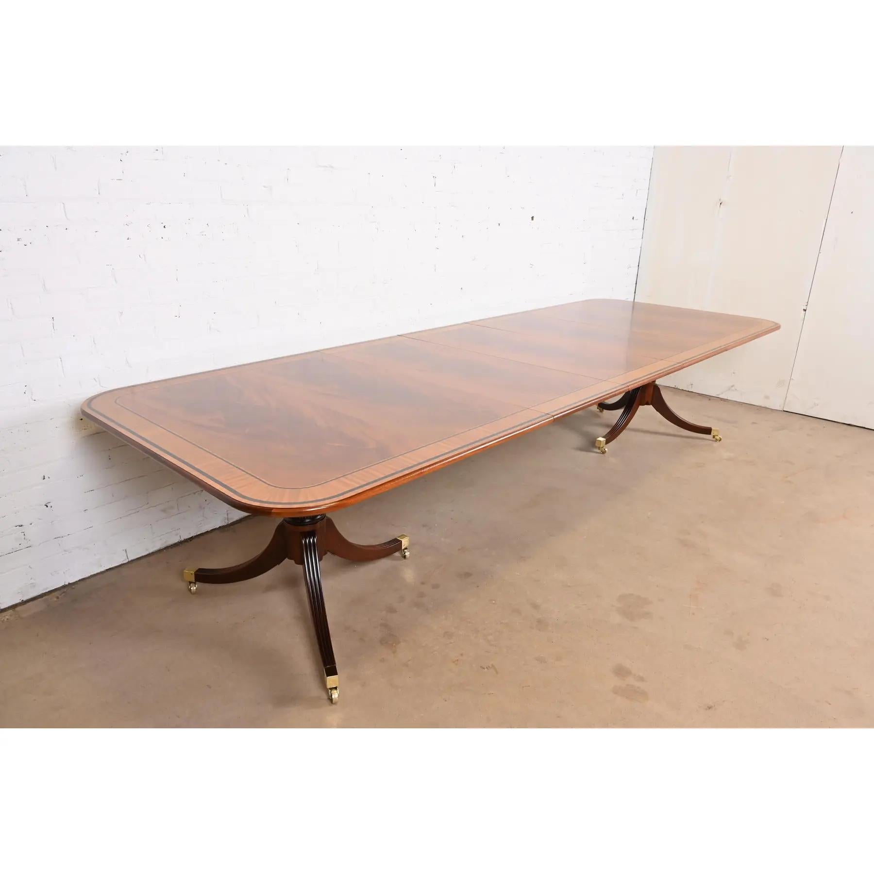 Rare et remarquable table de salle à manger à double piédestal de style géorgien ou régence.

Par Baker Furniture, 