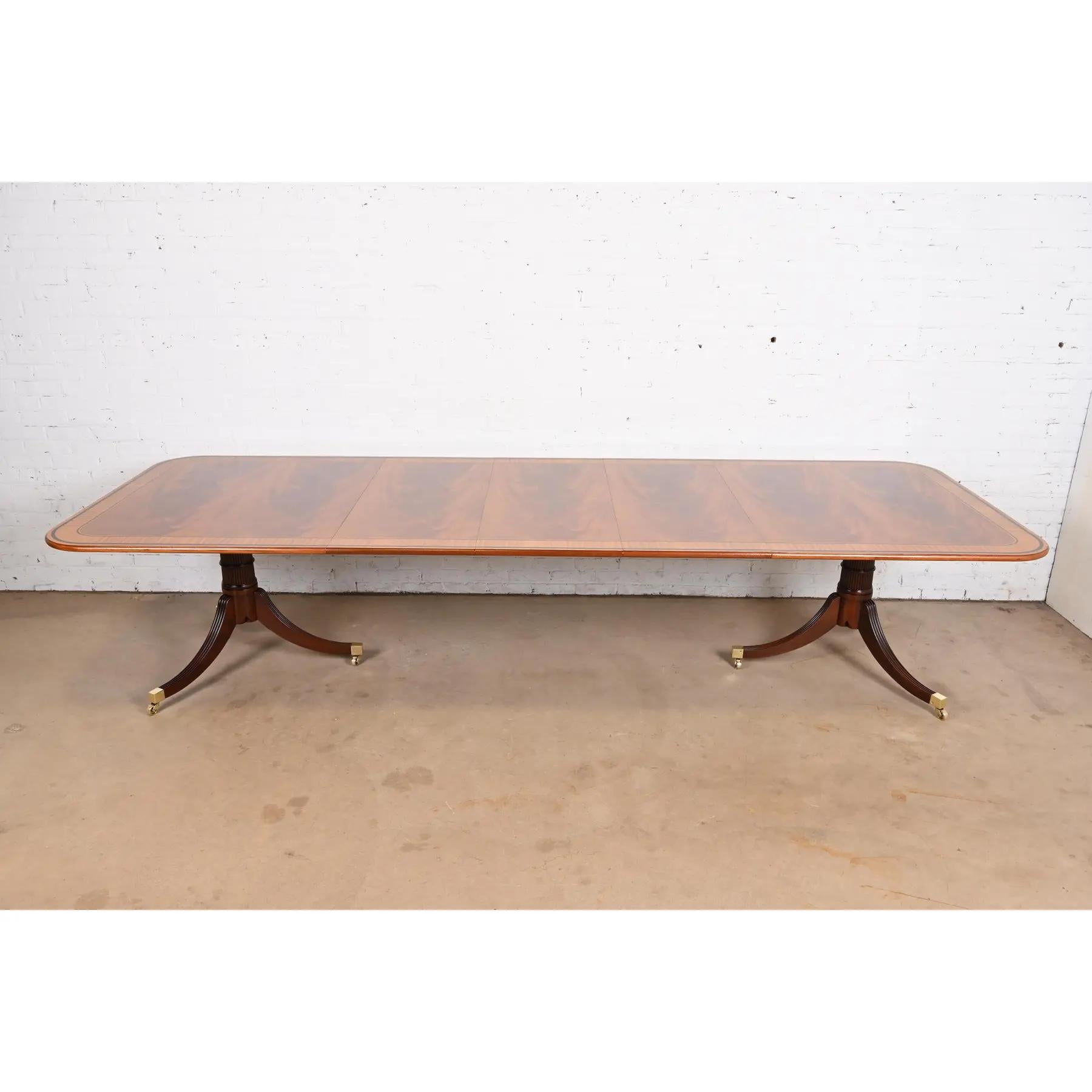 Georgien Table de salle à manger à double bande géorgienne Baker Furniture Stately Homes en vente