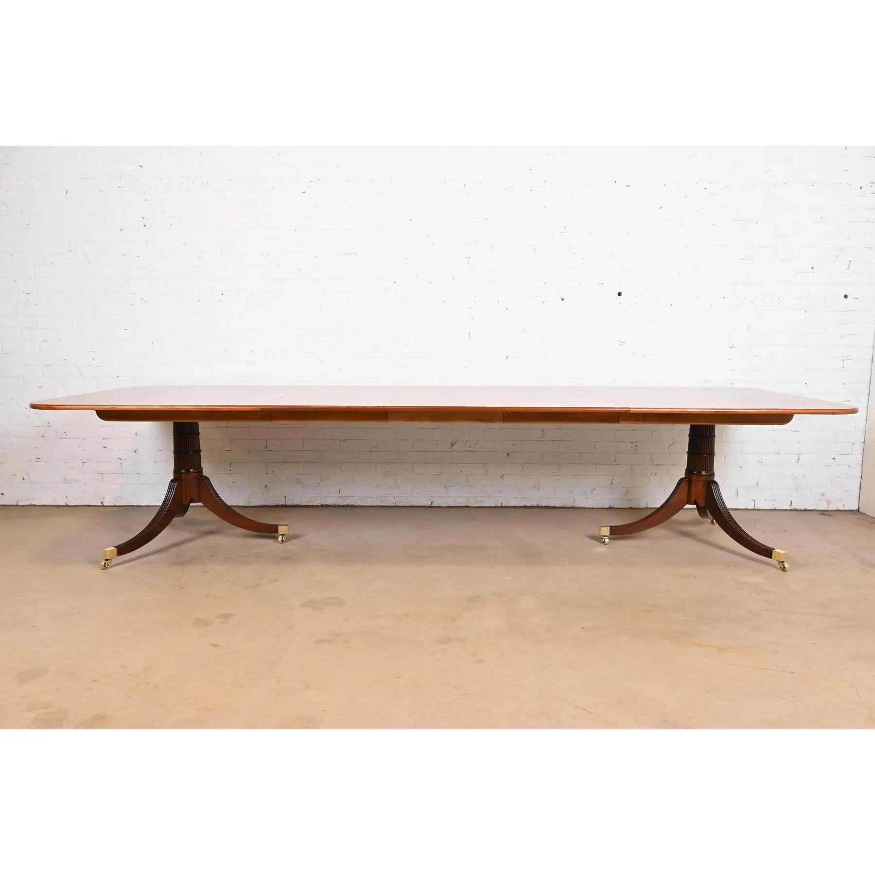 Américain Table de salle à manger à double bande géorgienne Baker Furniture Stately Homes en vente