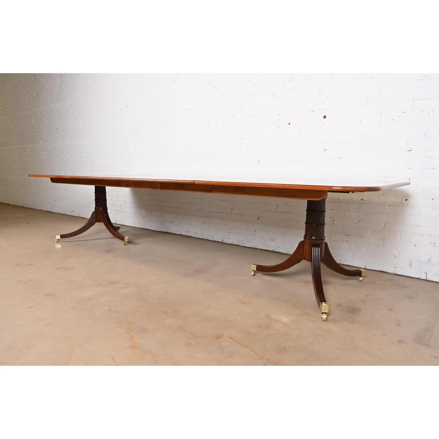Table de salle à manger à double bande géorgienne Baker Furniture Stately Homes Bon état - En vente à South Bend, IN