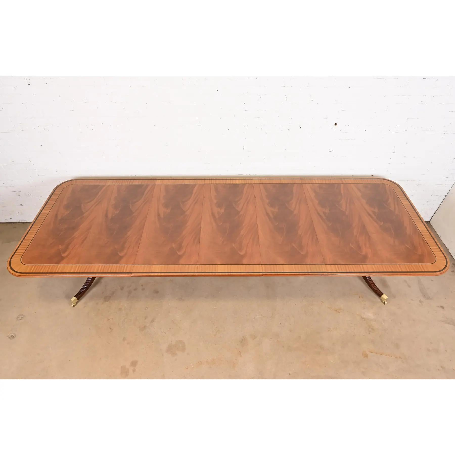 Fin du 20e siècle Table de salle à manger à double bande géorgienne Baker Furniture Stately Homes en vente