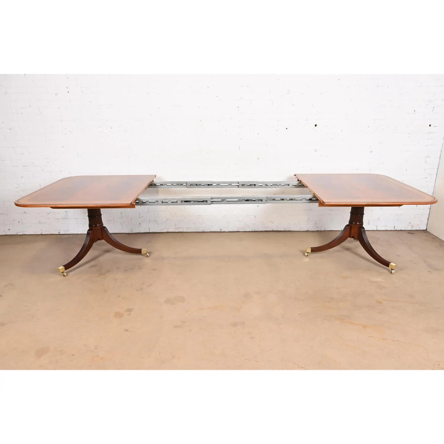 Laiton Table de salle à manger à double bande géorgienne Baker Furniture Stately Homes en vente