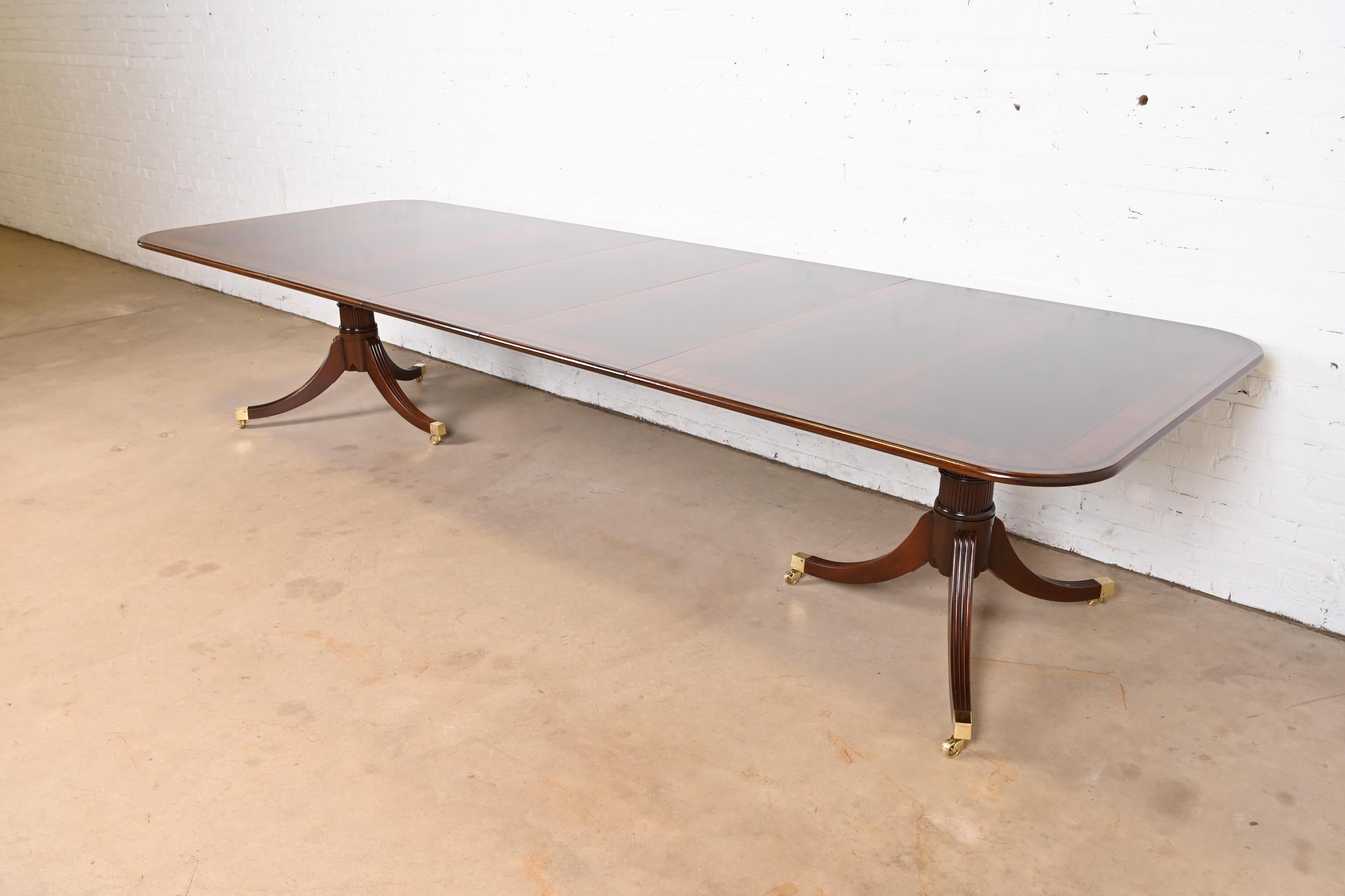Una rara y excepcional mesa de comedor extensible de doble pedestal de estilo Georgiano o Regencia

De Baker Furniture, 
