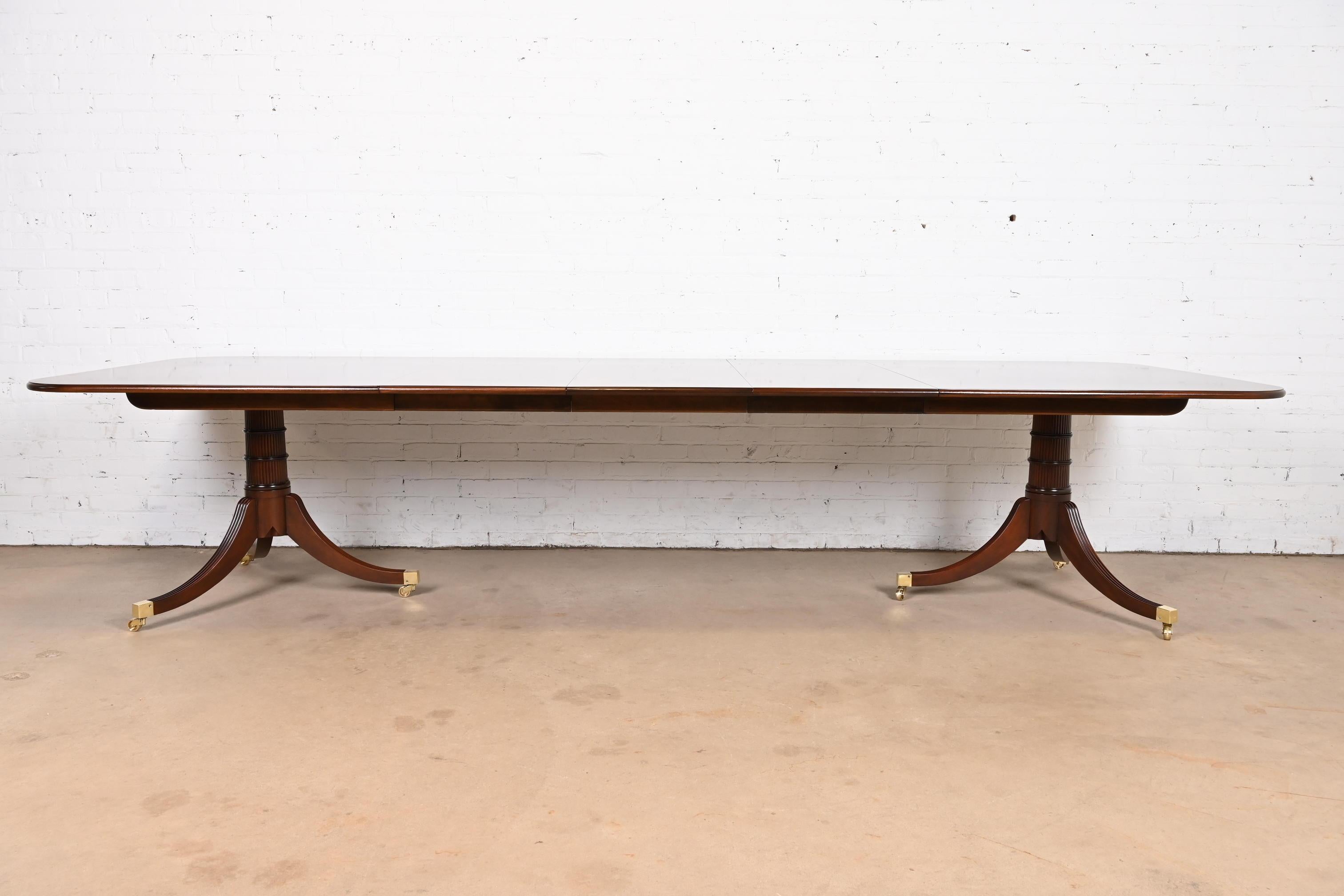 Baker Furniture Stately Homes Mesa Georgiana de Caoba con Doble Pedestal Estadounidense en venta