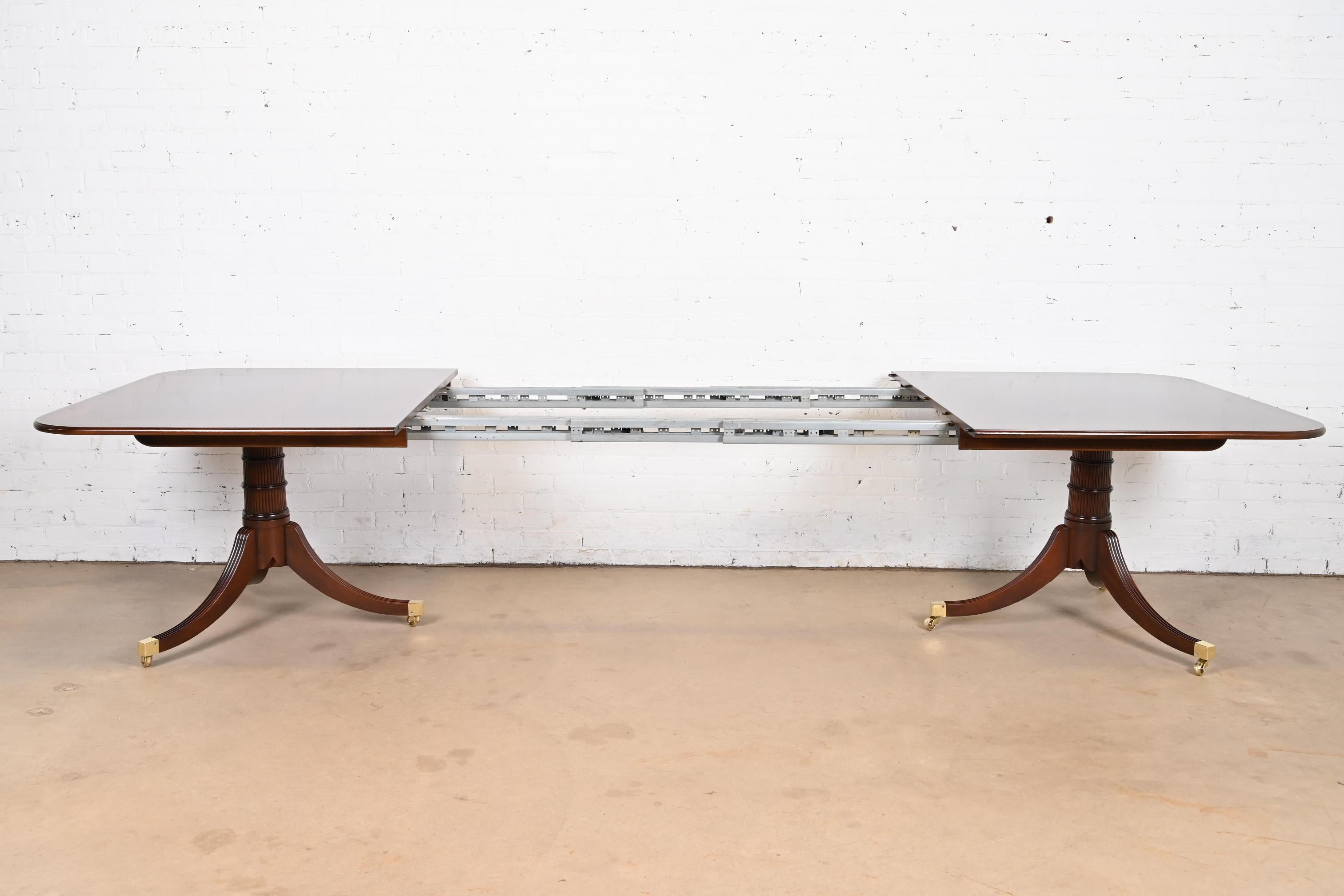 Baker Furniture Stately Homes Mesa Georgiana de Caoba con Doble Pedestal Latón en venta