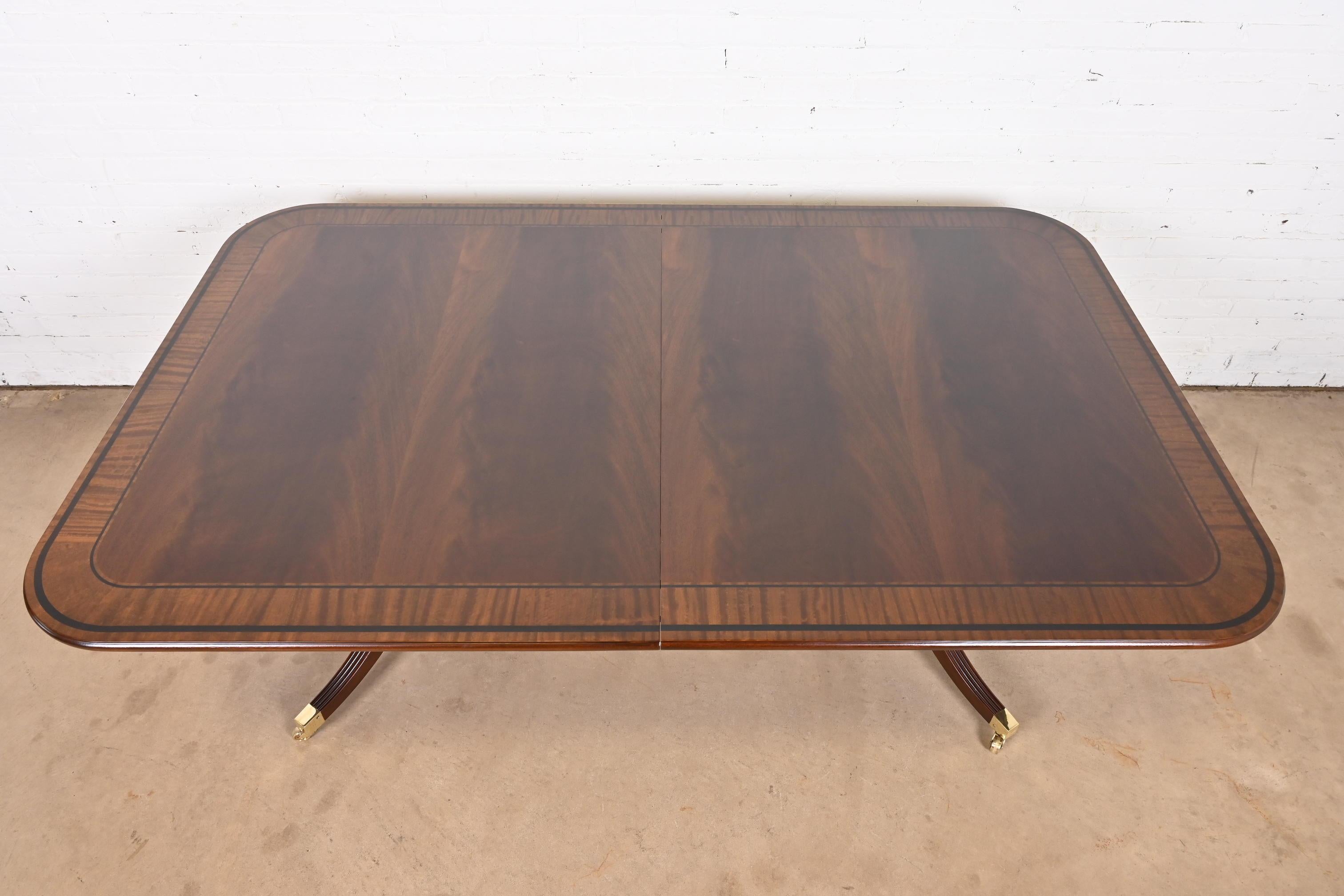 Baker Furniture Stately Homes Mesa Georgiana de Caoba con Doble Pedestal en venta 2