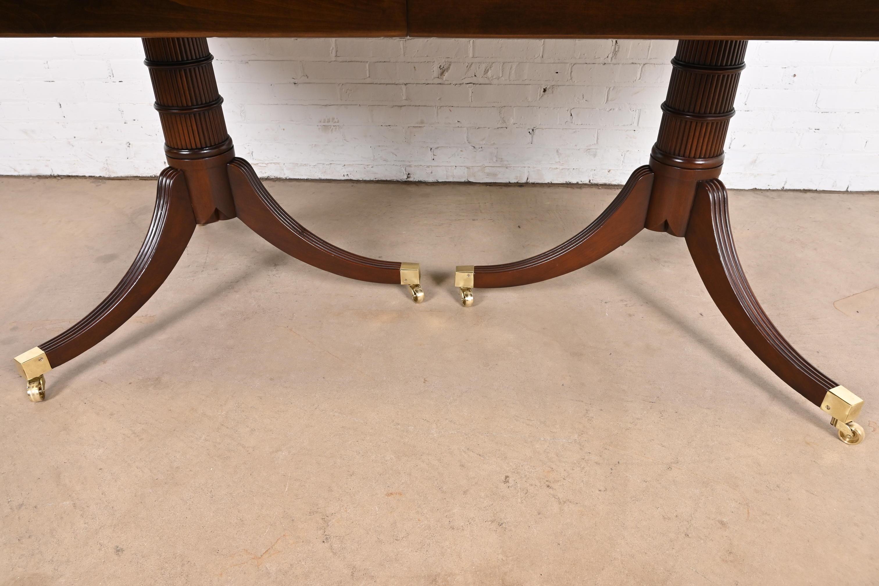Table de salle à manger à rallonge en acajou géorgien Baker Furniture Stately Homes en vente 3