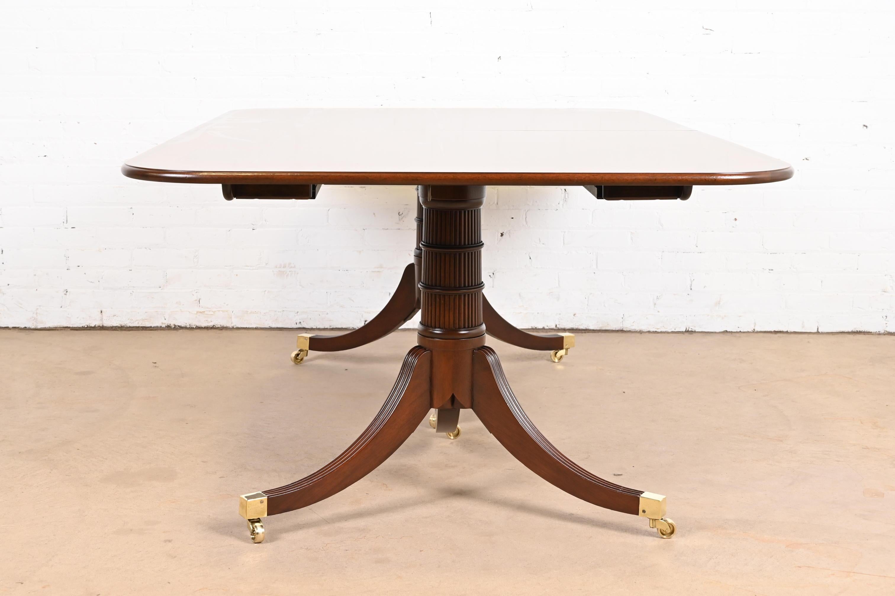 Table de salle à manger à rallonge en acajou géorgien Baker Furniture Stately Homes en vente 4