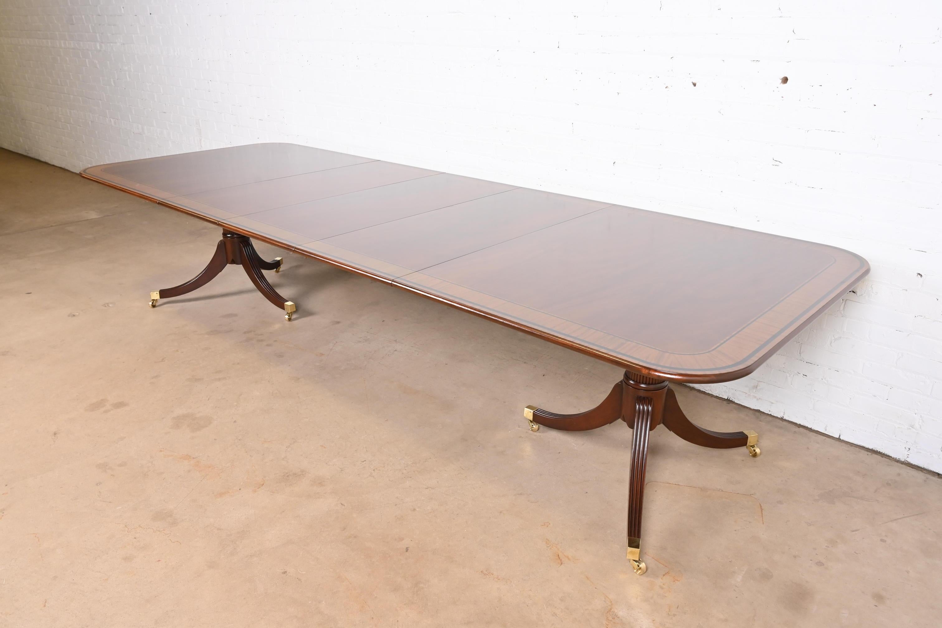 Rare et remarquable table de salle à manger à double piédestal de style géorgien ou régence.

Par Baker Furniture, 