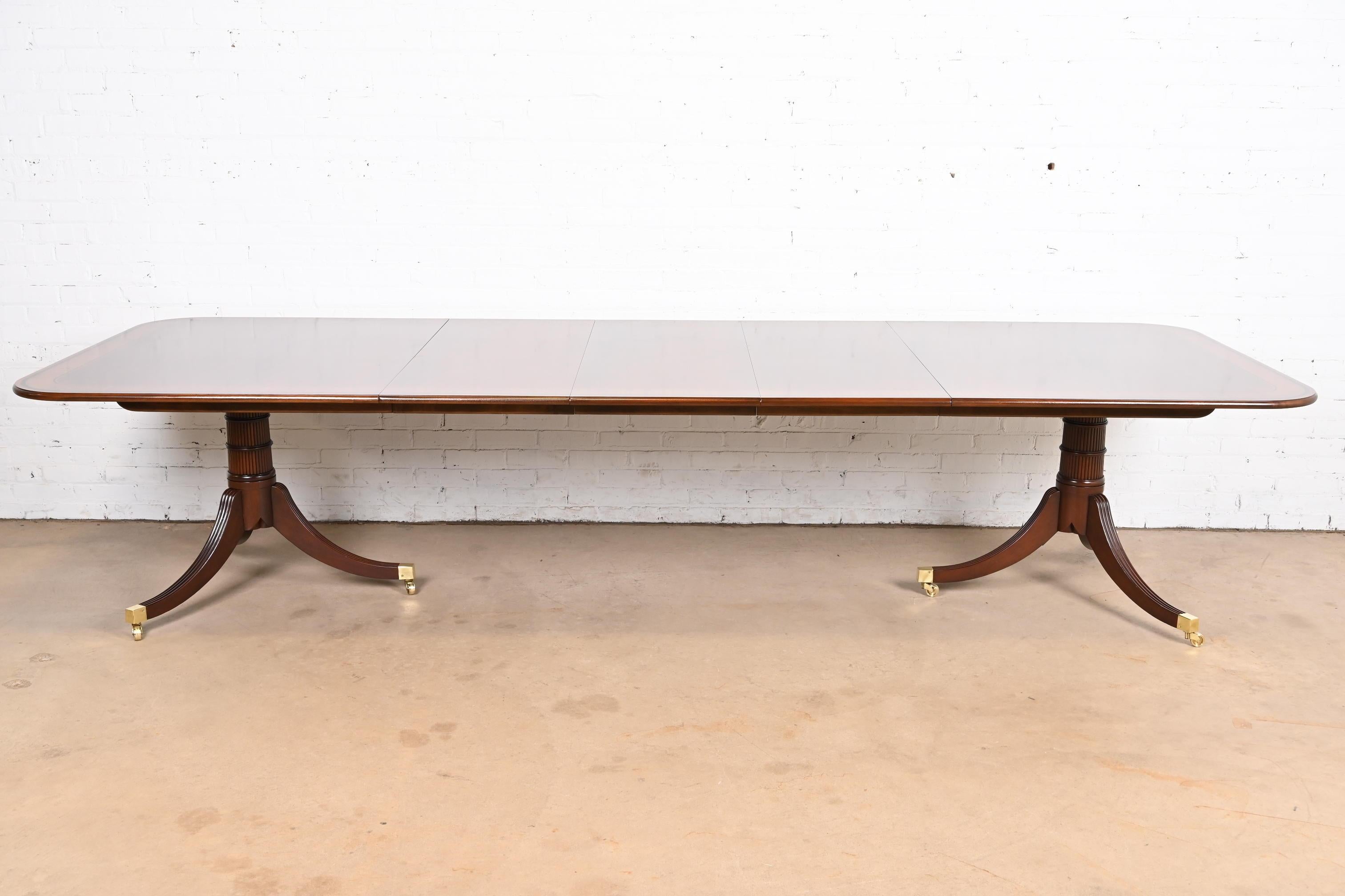 Georgien Table de salle à manger à rallonge en acajou géorgien Baker Furniture Stately Homes en vente