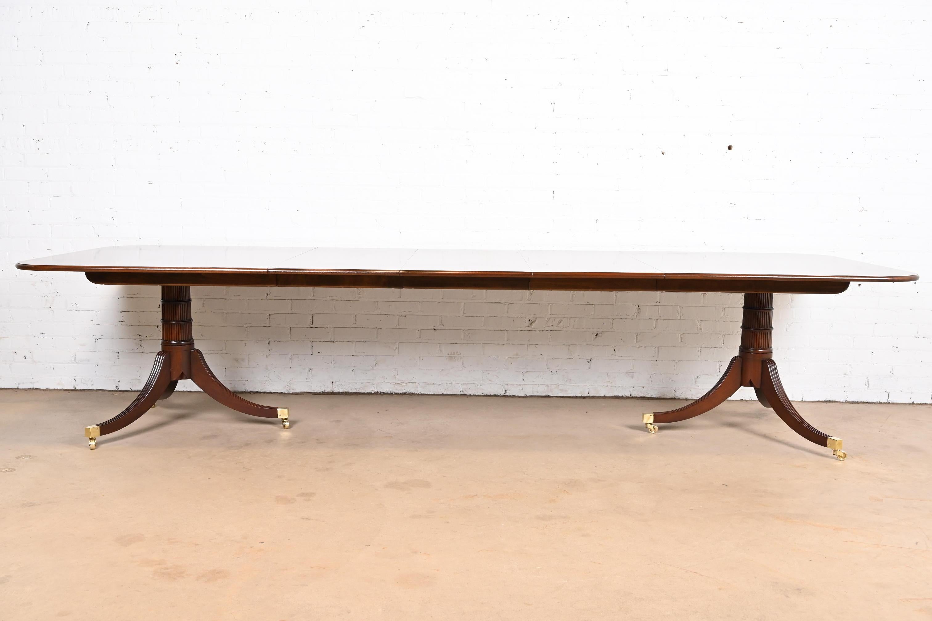 Américain Table de salle à manger à rallonge en acajou géorgien Baker Furniture Stately Homes en vente