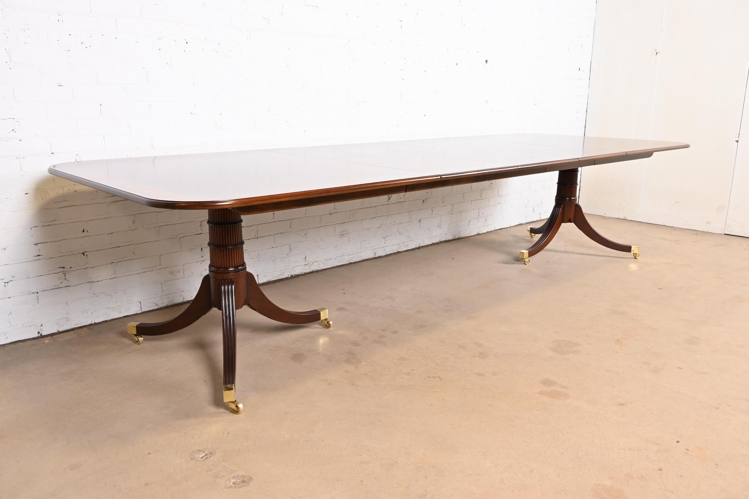 Table de salle à manger à rallonge en acajou géorgien Baker Furniture Stately Homes Bon état - En vente à South Bend, IN