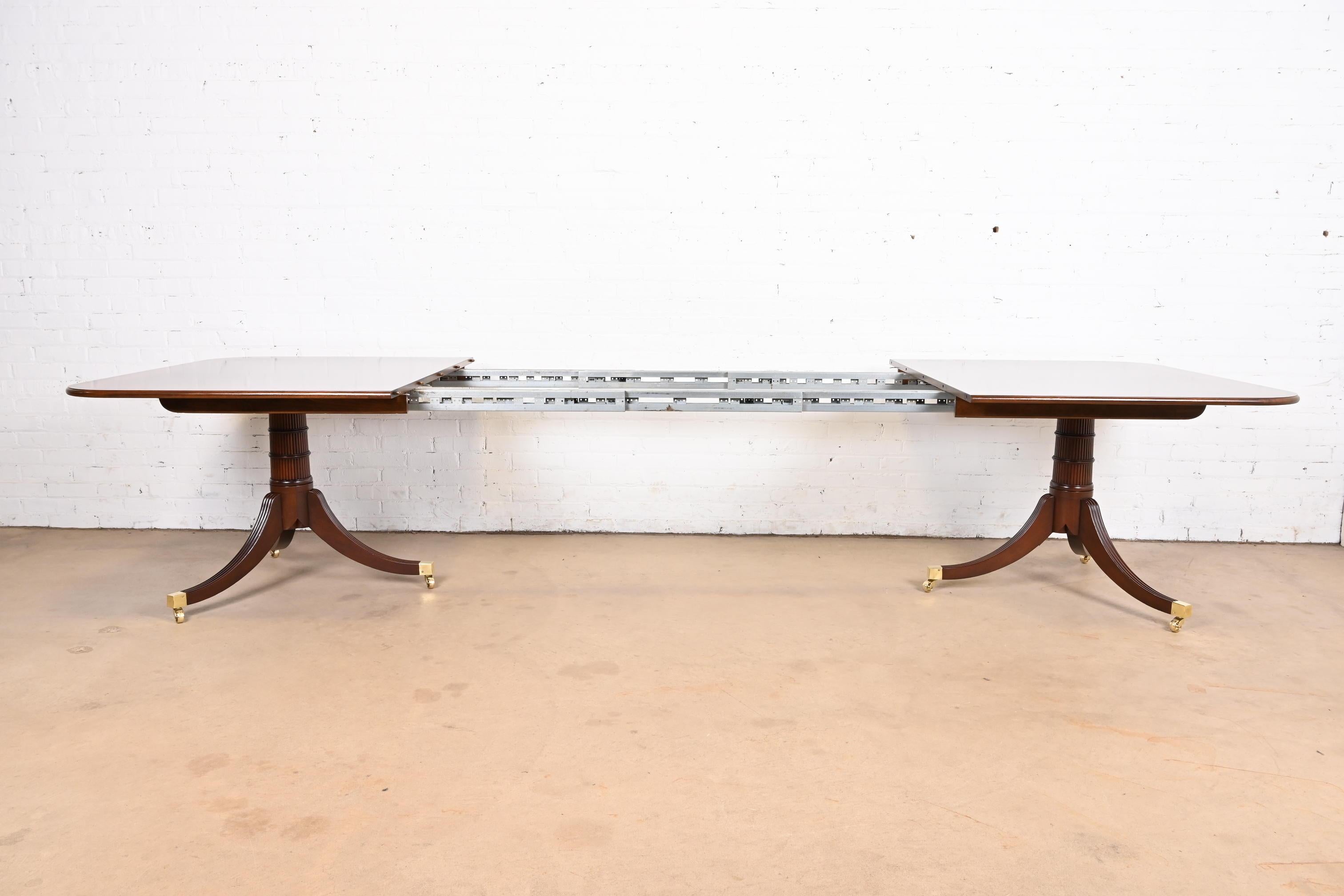 Fin du 20e siècle Table de salle à manger à rallonge en acajou géorgien Baker Furniture Stately Homes en vente
