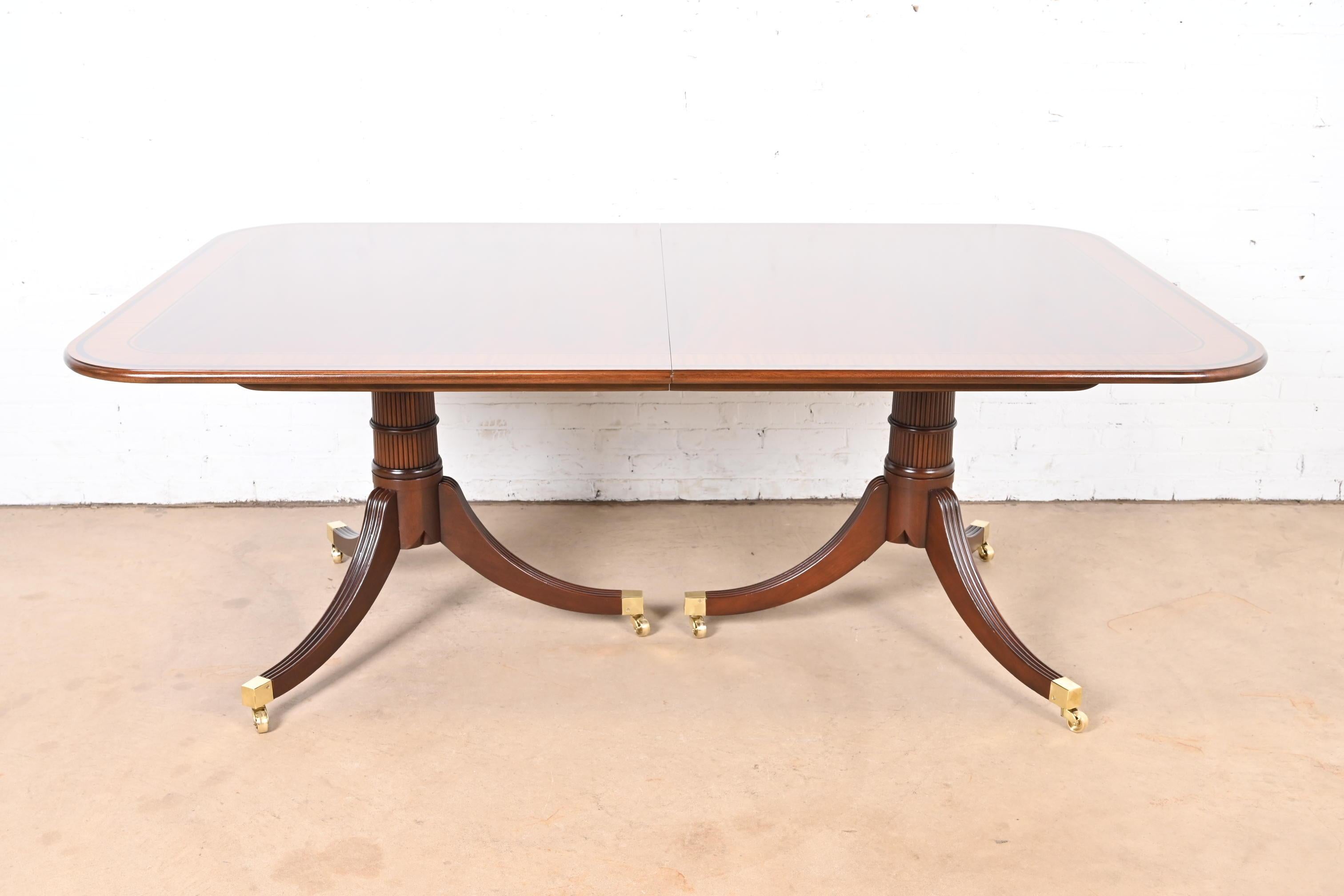 Laiton Table de salle à manger à rallonge en acajou géorgien Baker Furniture Stately Homes en vente