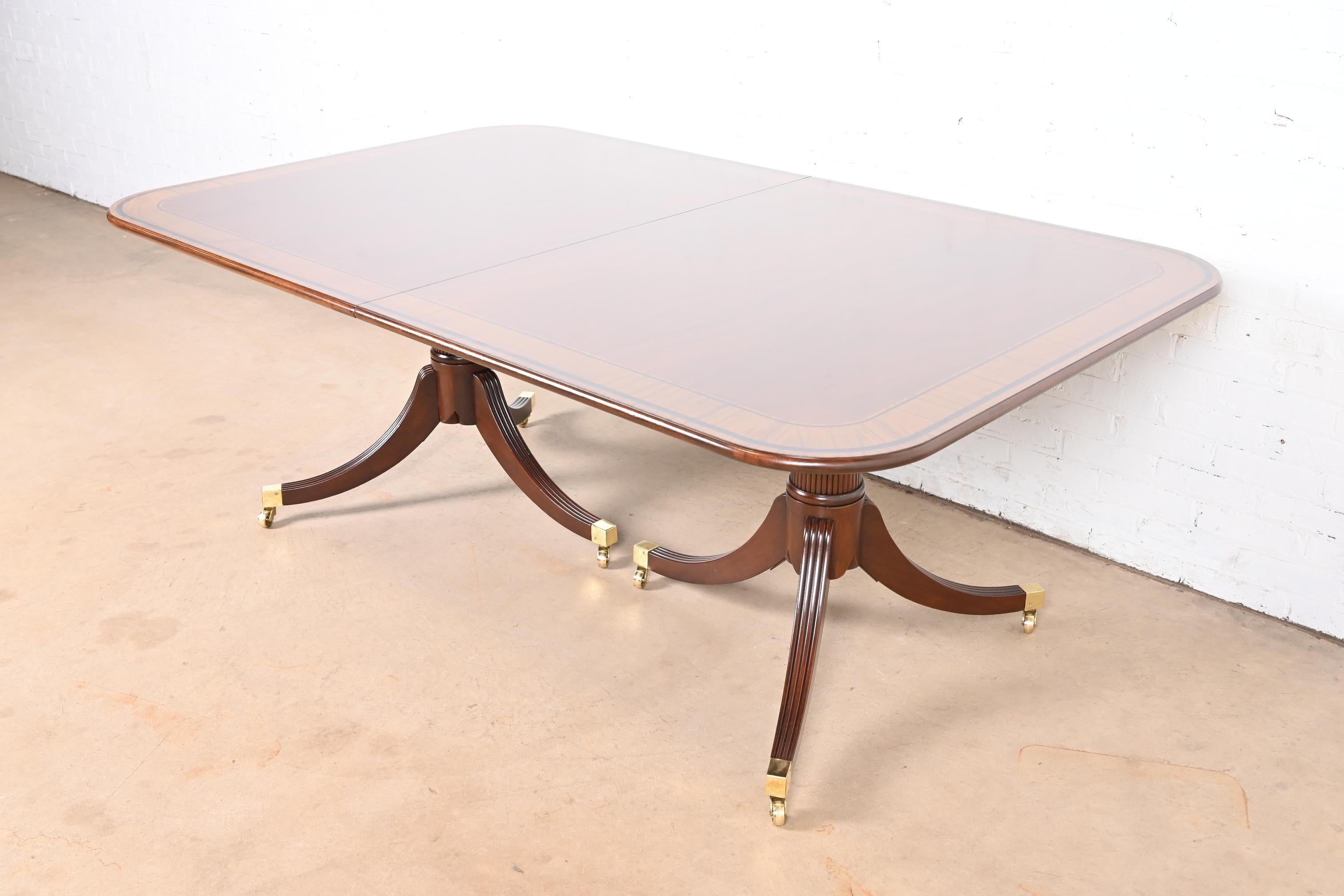 Table de salle à manger à rallonge en acajou géorgien Baker Furniture Stately Homes en vente 1