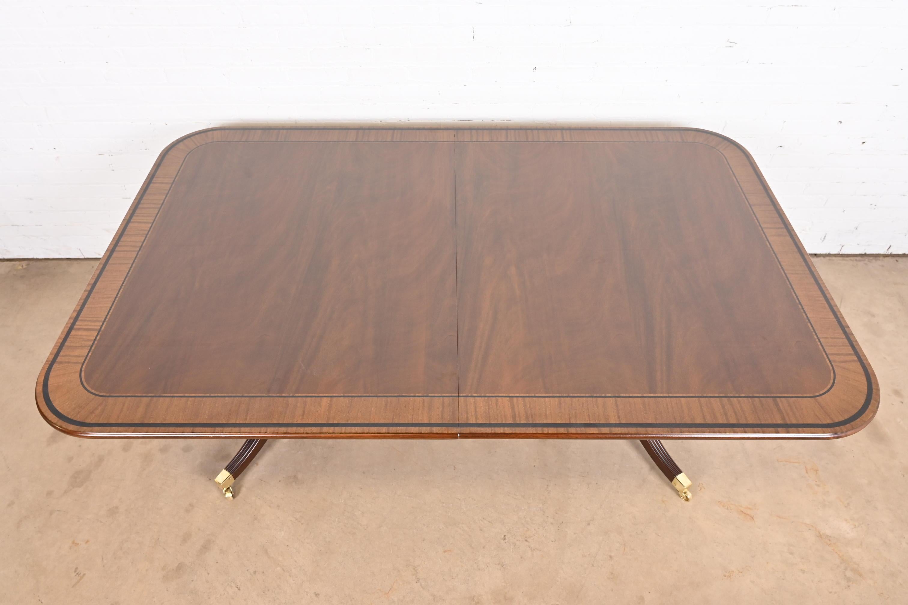 Table de salle à manger à rallonge en acajou géorgien Baker Furniture Stately Homes en vente 2