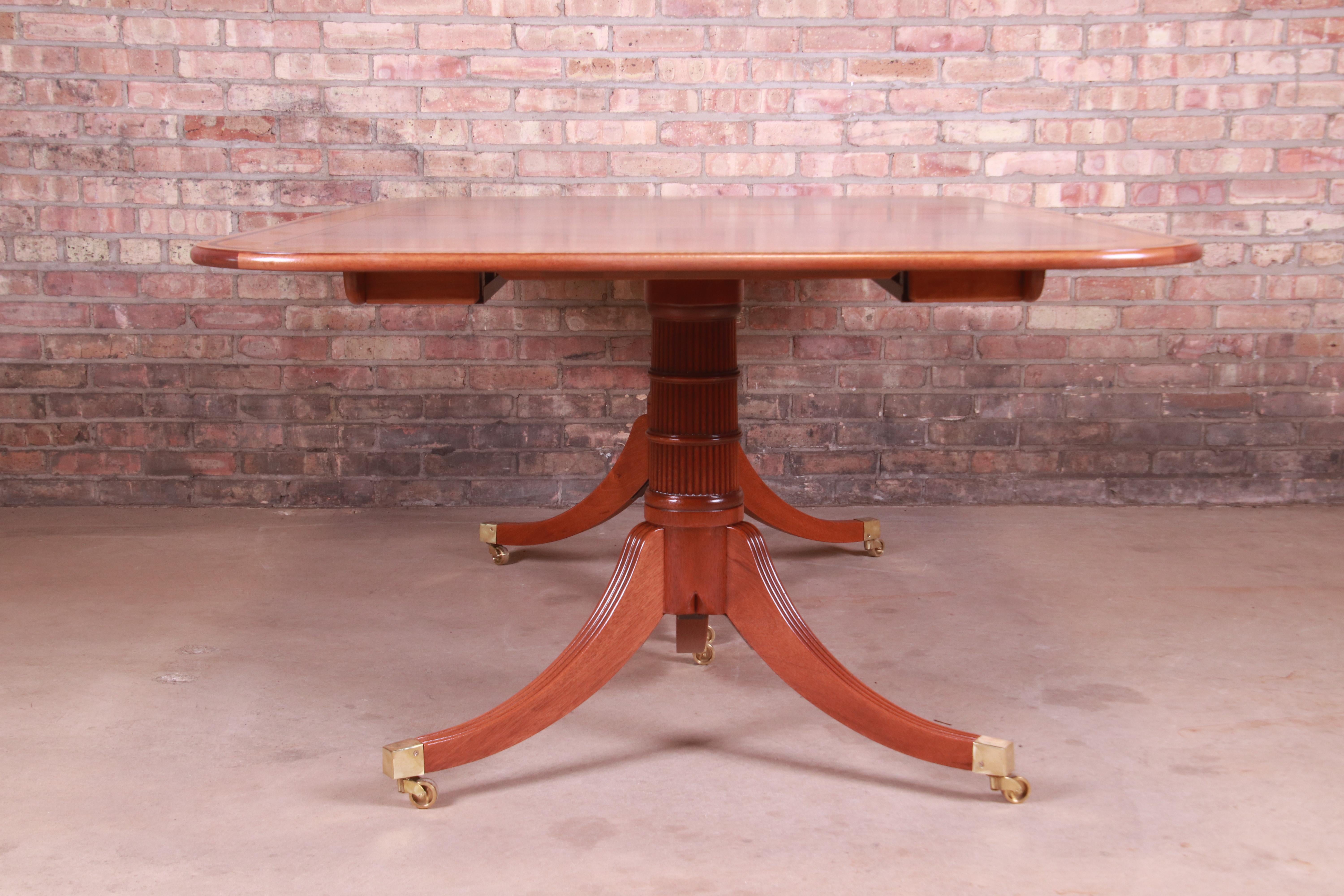 Table de salle à manger en acajou de style géorgien Baker Furniture Stately Homes, nouvellement revernie en vente 11