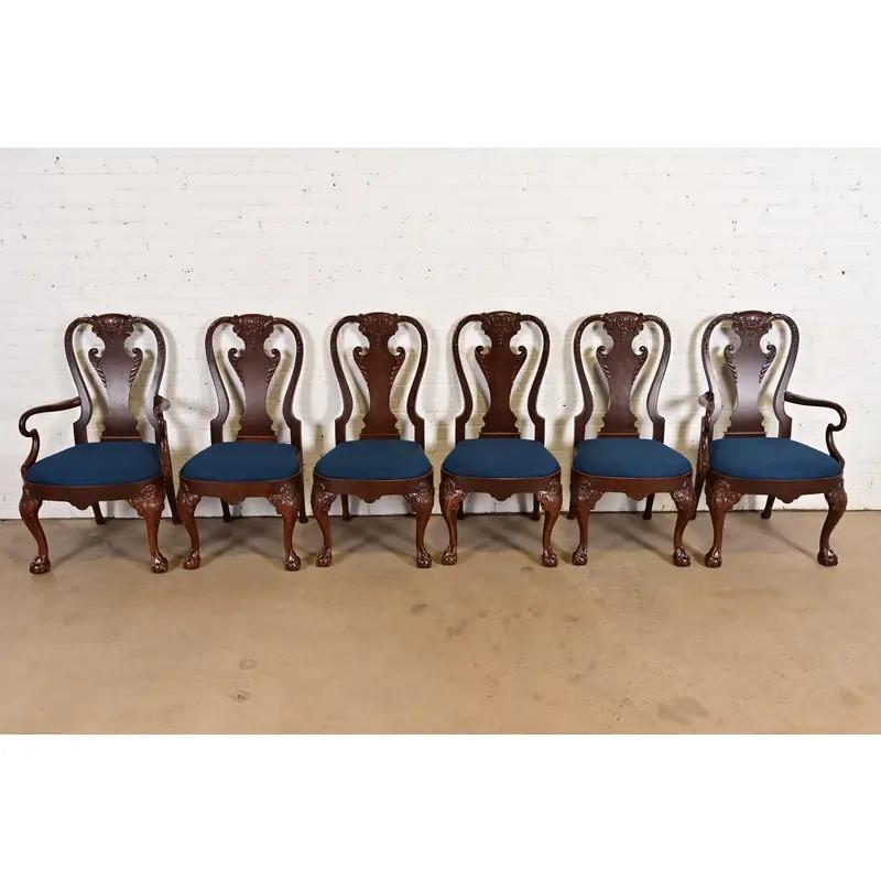 Georgien Baker Furniture Stately Homes Chaises de salle à manger géorgiennes en noyer, nouvellement repeintes en vente