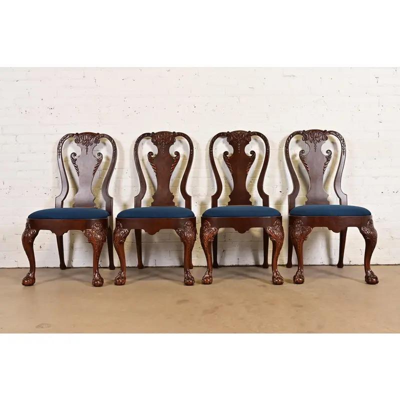 Baker Furniture Stately Homes Georgian Walnut Esszimmerstühle, neu lackiert (amerikanisch) im Angebot