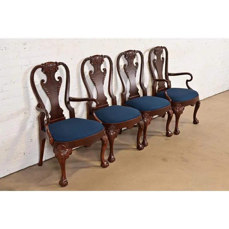 Baker Furniture Stately Homes Georgian Walnut Esszimmerstühle, neu lackiert (Ende des 20. Jahrhunderts) im Angebot