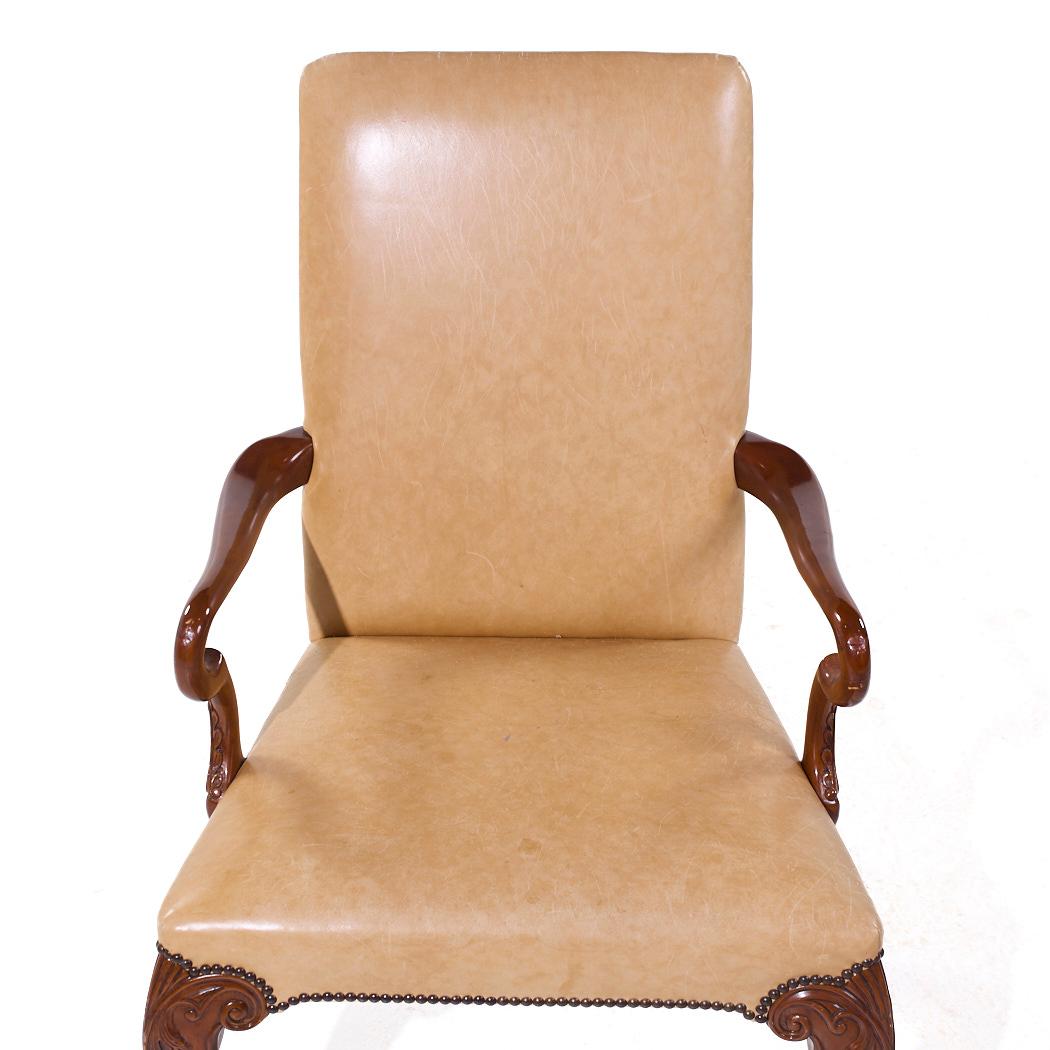 Baker Furniture Stately Homes Sillas de comedor Queen Anne de nogal y cuero - 6 en venta 4