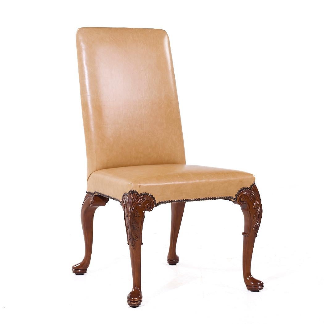 Baker Furniture Stately Homes Sillas de comedor Queen Anne de nogal y cuero - 6 en venta 5