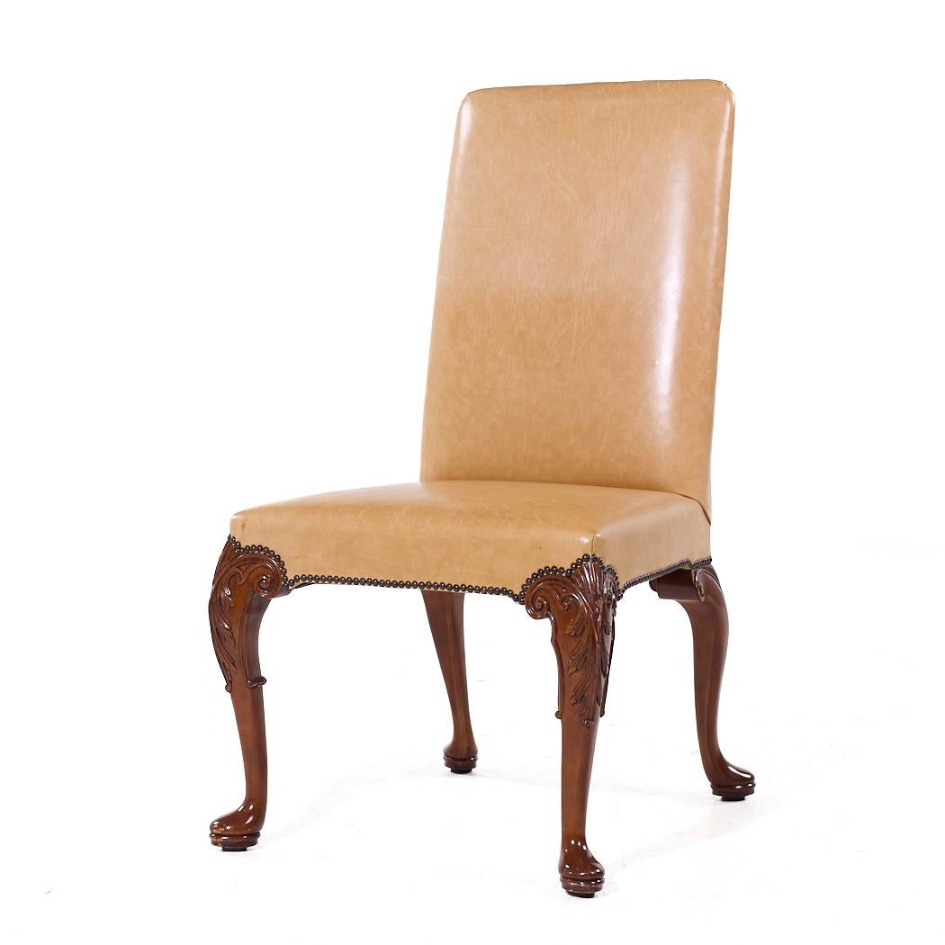 Baker Furniture Stately Homes Sillas de comedor Queen Anne de nogal y cuero - 6 en venta 7