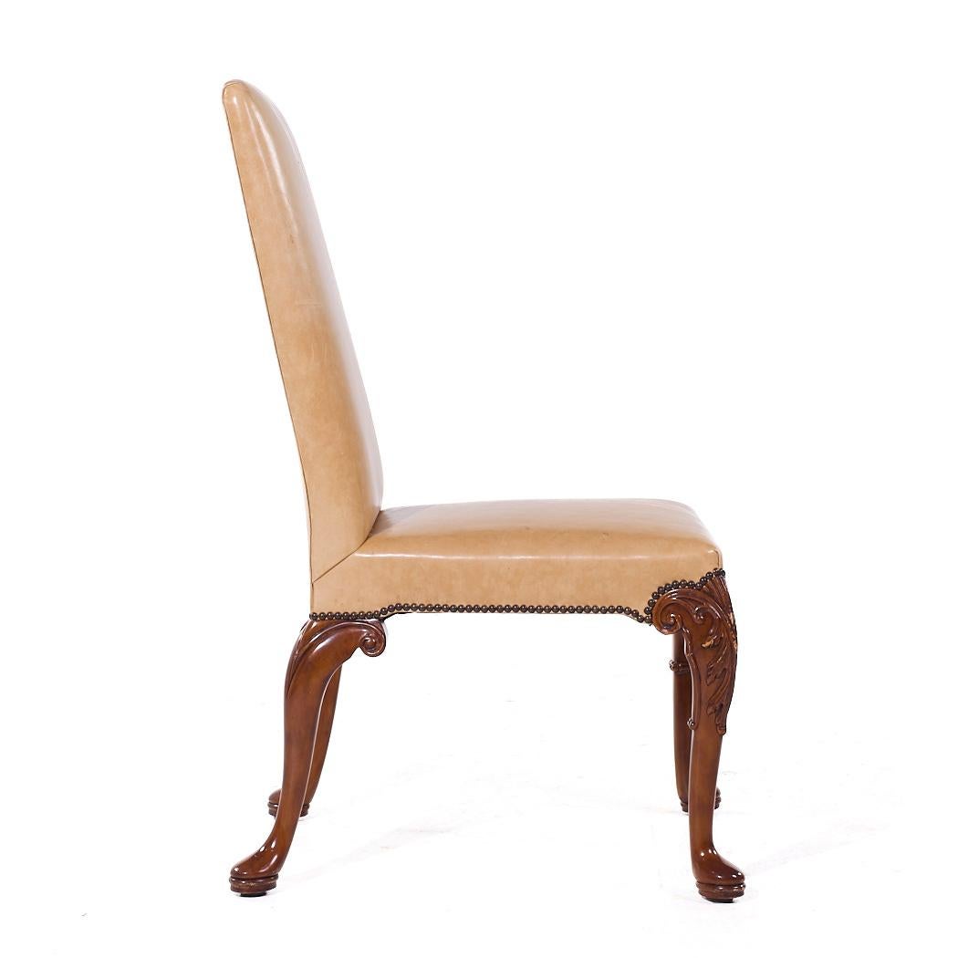 Baker Furniture Stately Homes Sillas de comedor Queen Anne de nogal y cuero - 6 en venta 8