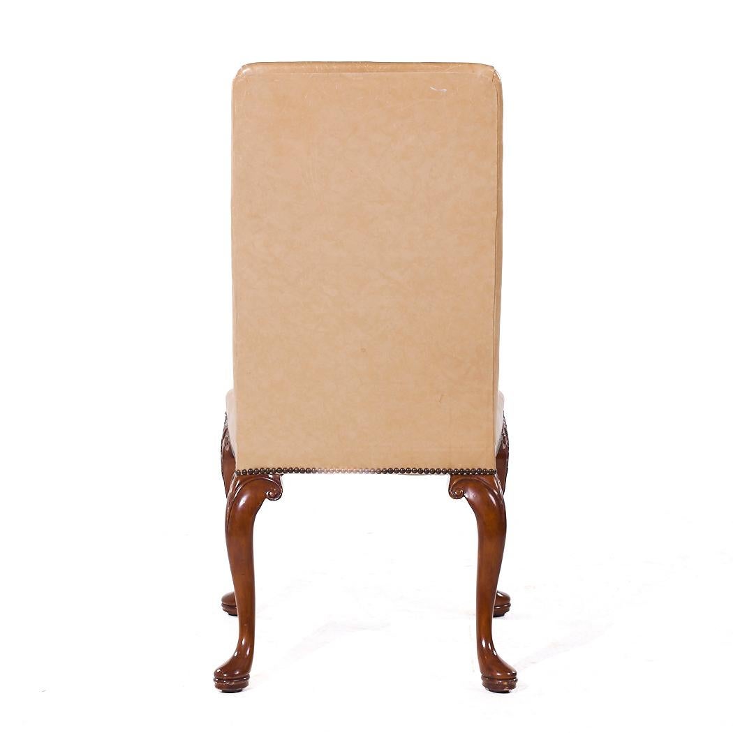 Baker Furniture Stately Homes Sillas de comedor Queen Anne de nogal y cuero - 6 en venta 9