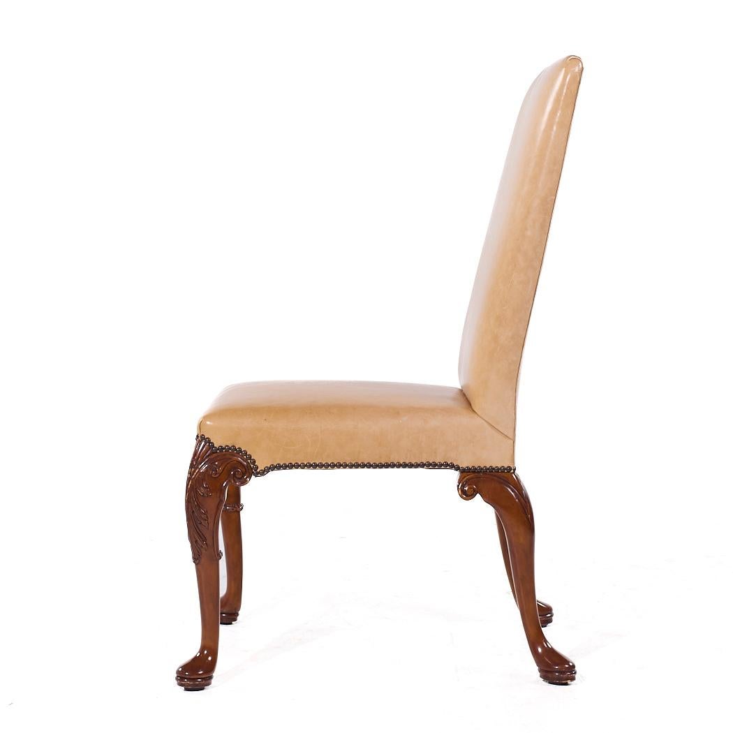 Baker Furniture Stately Homes Sillas de comedor Queen Anne de nogal y cuero - 6 en venta 10