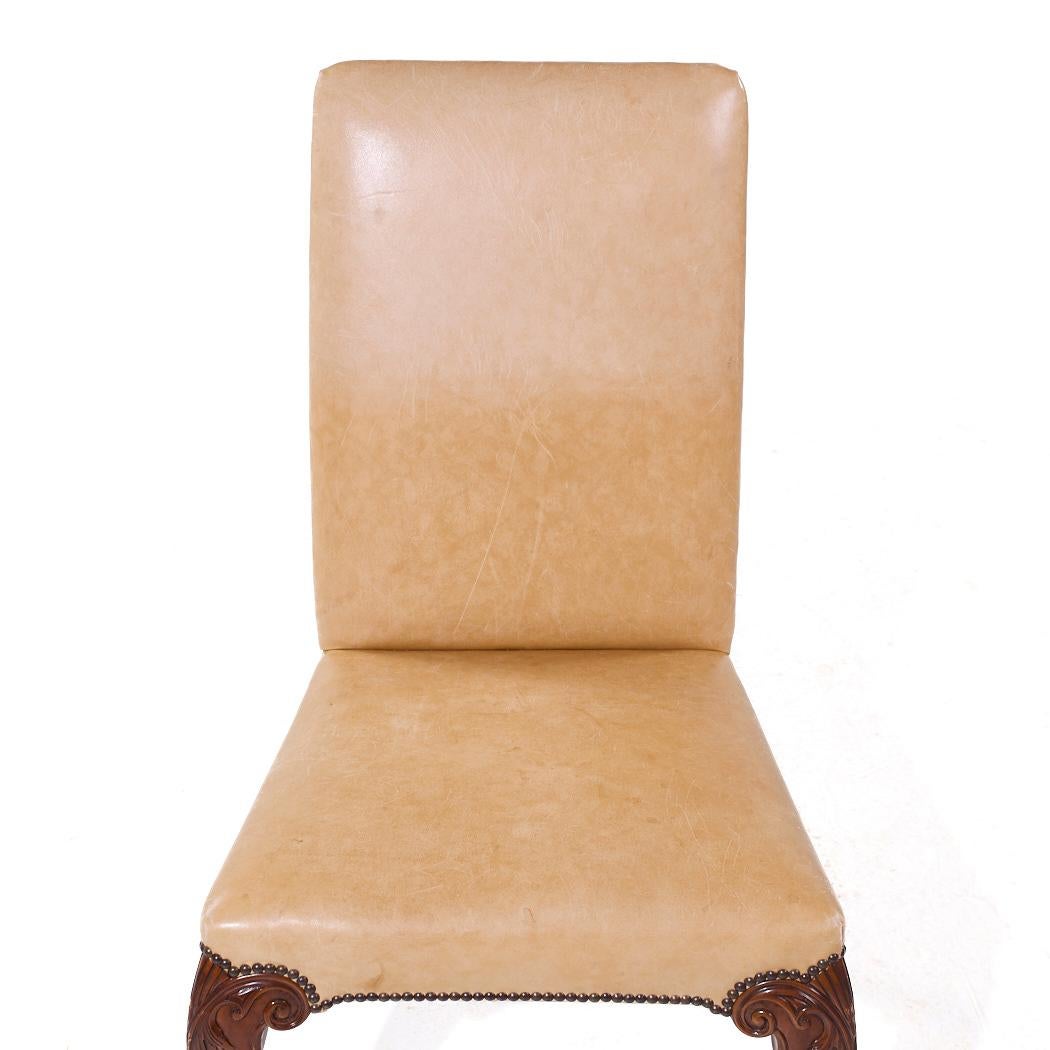 Baker Furniture Stately Homes Sillas de comedor Queen Anne de nogal y cuero - 6 en venta 11