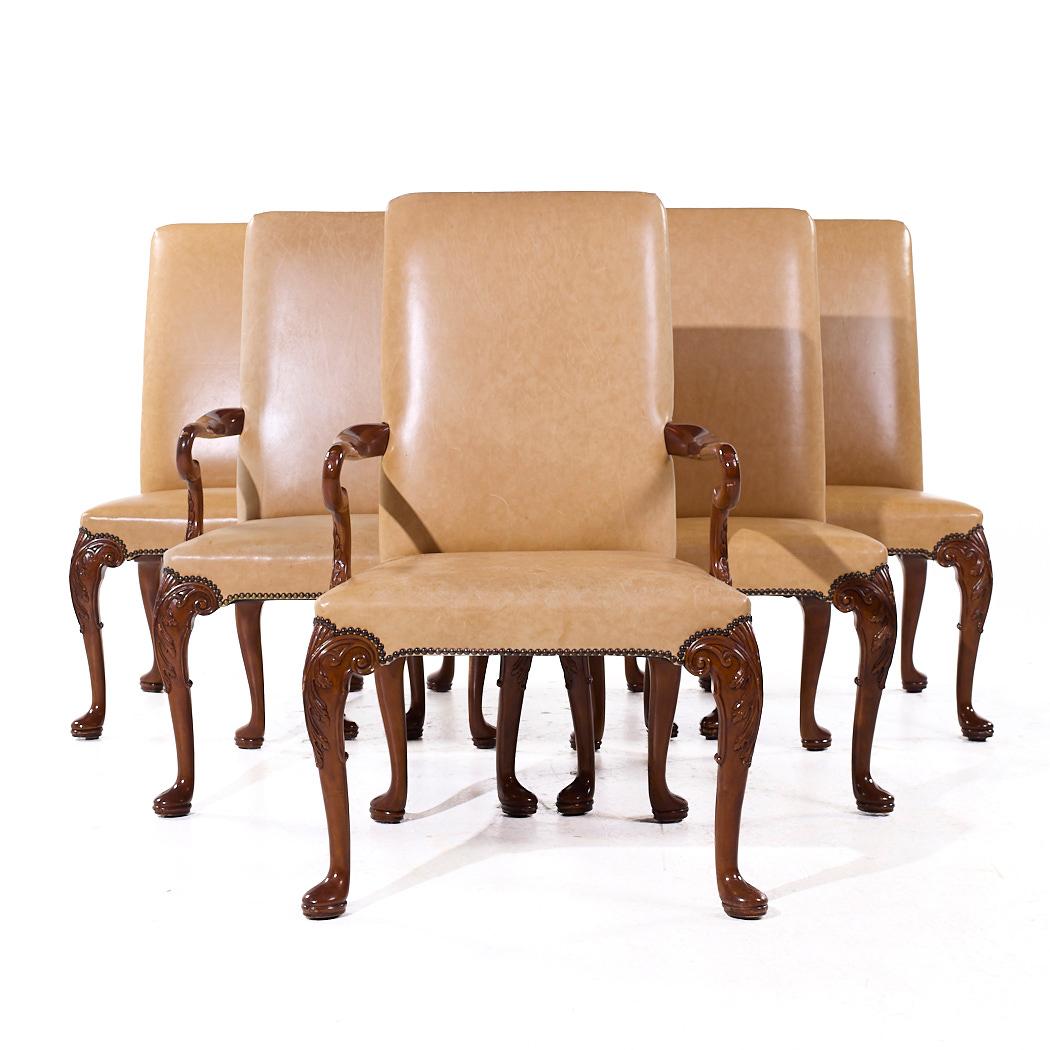Baker Furniture Stately Homes Sillas de comedor Queen Anne de nogal y cuero - Set de 6

Cada silla sin brazos mide 22 de ancho x 25,5 de fondo x 41,5 de alto, con una altura de asiento de 18,5 pulgadas
Cada silla de capitán mide 25 de ancho x 27 de