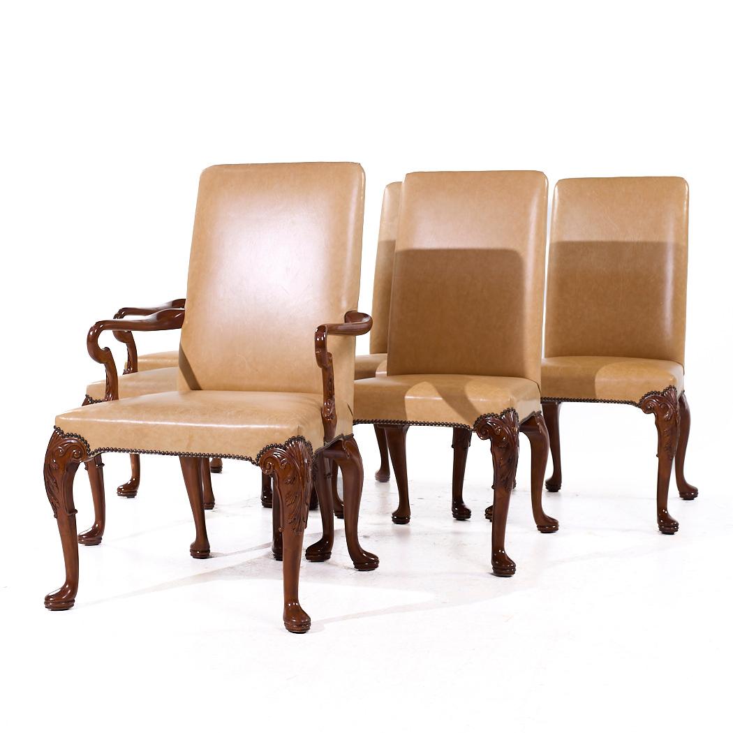 Baker Furniture Stately Homes Sillas de comedor Queen Anne de nogal y cuero - 6 Estadounidense en venta