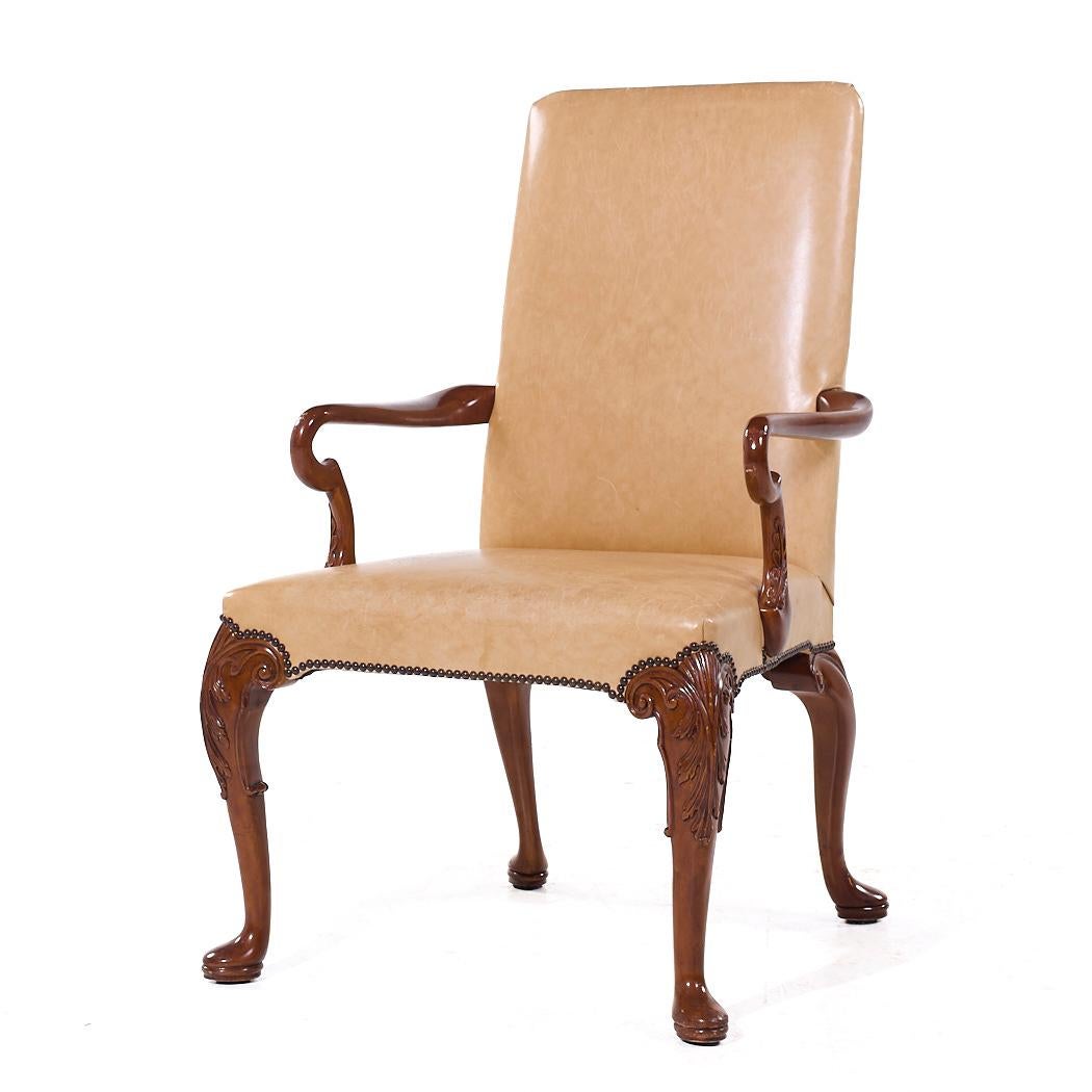 Baker Furniture Stately Homes Sillas de comedor Queen Anne de nogal y cuero - 6 Cuero en venta