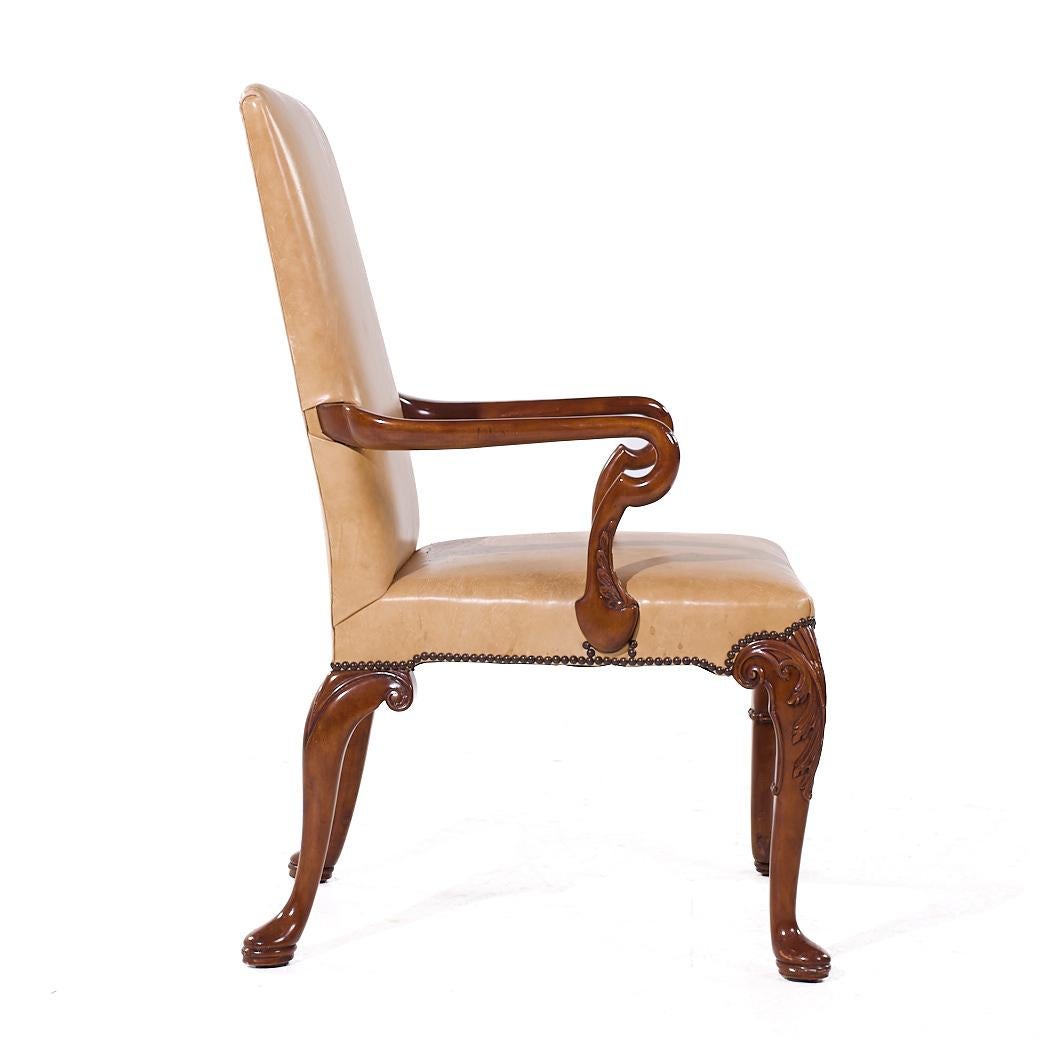 Baker Furniture Stately Homes Sillas de comedor Queen Anne de nogal y cuero - 6 en venta 1