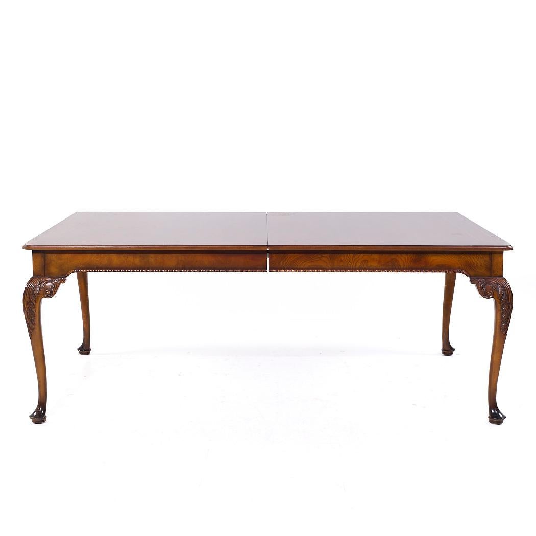 Baker Furniture Stately Homes Queen Anne Table à manger extensible en noyer avec 2 abattants

Cette table mesure : 78 large x 48,25 profond x 29,5 pouces de haut, avec un dégagement de chaise de 25 pouces, chaque feuille mesure 17,5 pouces de large,
