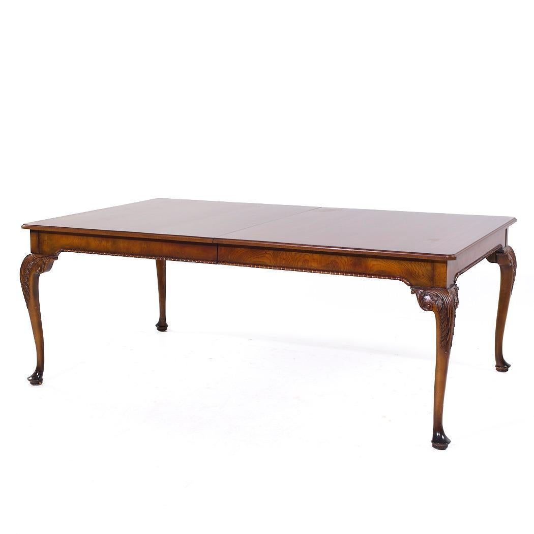 Moderne Table de salle à manger Queen Anne extensible Baker Furniture Stately Homes en vente