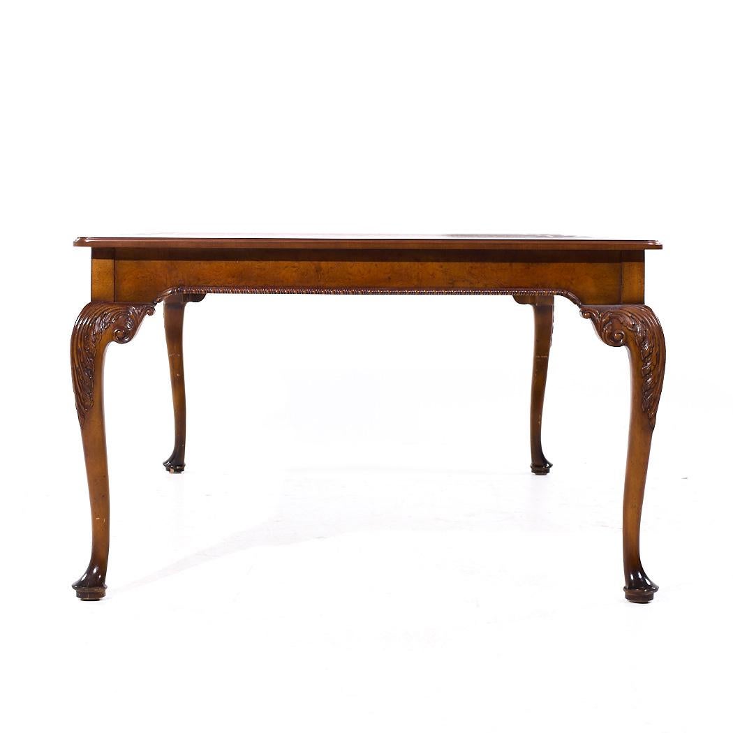 Américain Table de salle à manger Queen Anne extensible Baker Furniture Stately Homes en vente