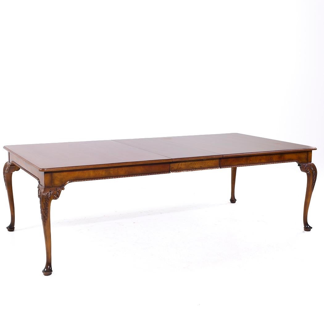 Noyer Table de salle à manger Queen Anne extensible Baker Furniture Stately Homes en vente