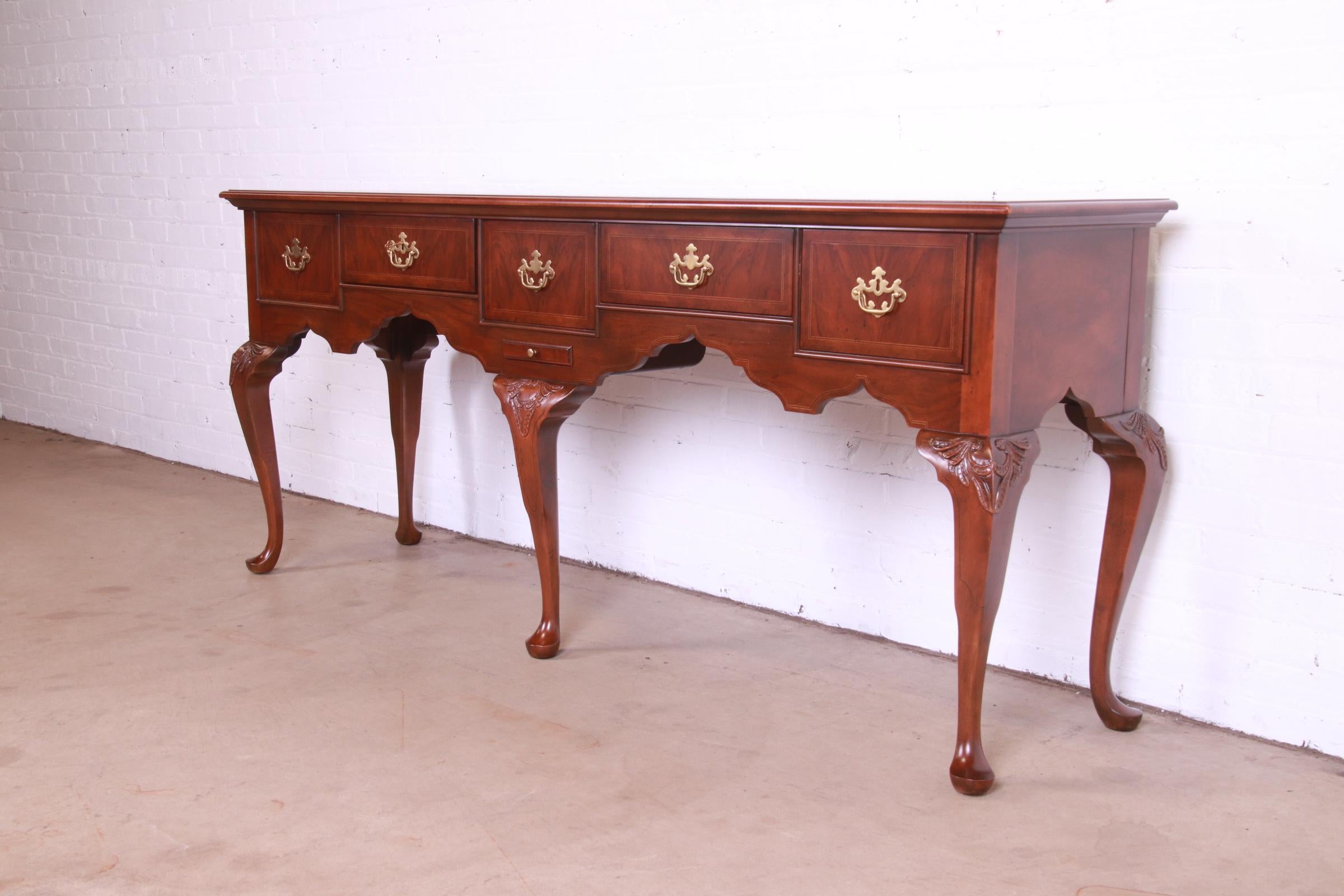 Baker Furniture Stately Homes Queen Anne Walnut Huntboard Sideboard, Refinished In Good Condition In South Bend, IN