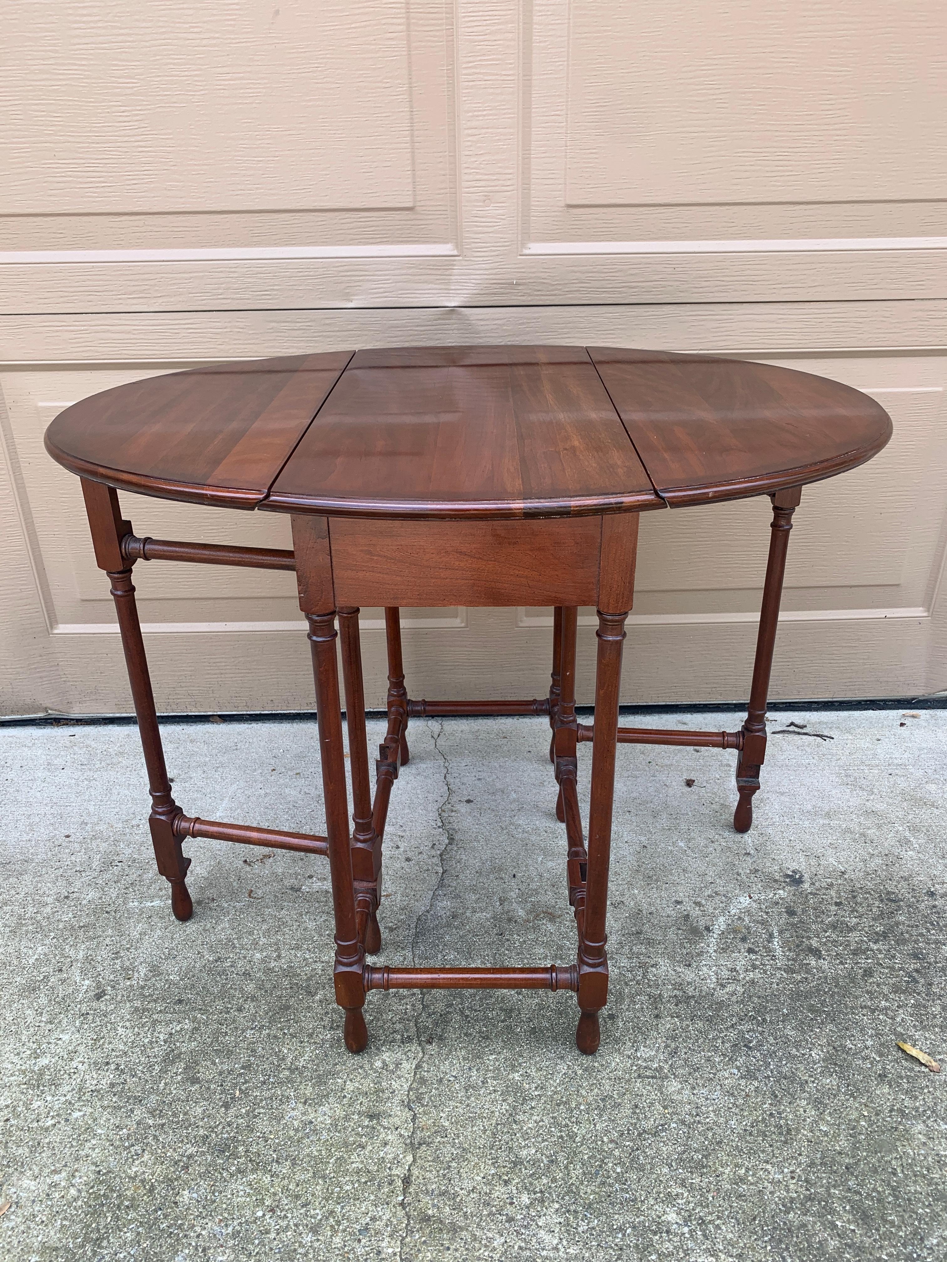 A gorgeous American colonial style solid walnut drop leaf side table

In the manner of Baker Furniture

USA, Circa 1960s

Measures: 29.5