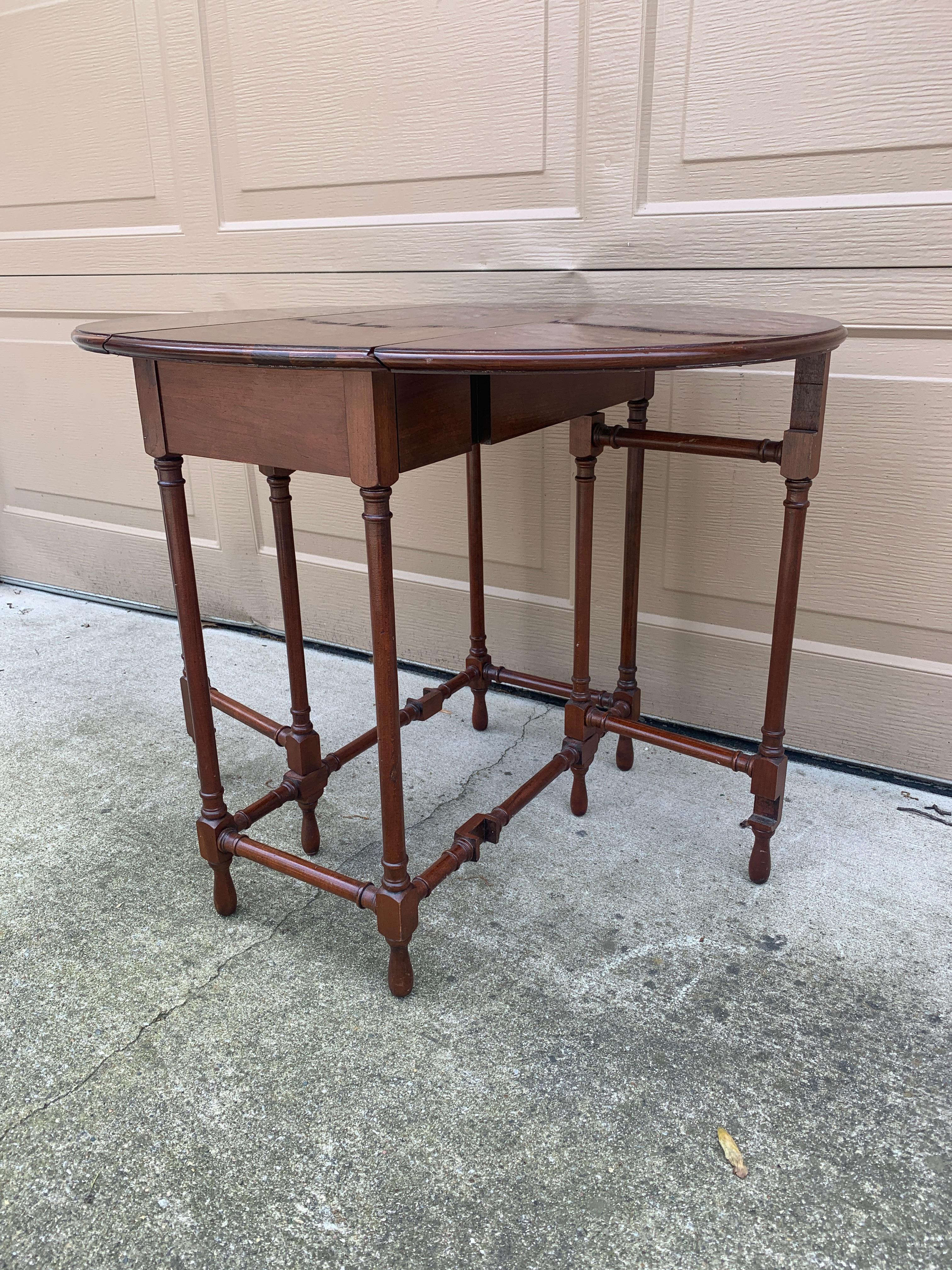Baker Furniture Style American Colonial Solid Walnut Drop Leaf Side Table, 1960s In Good Condition In Elkhart, IN