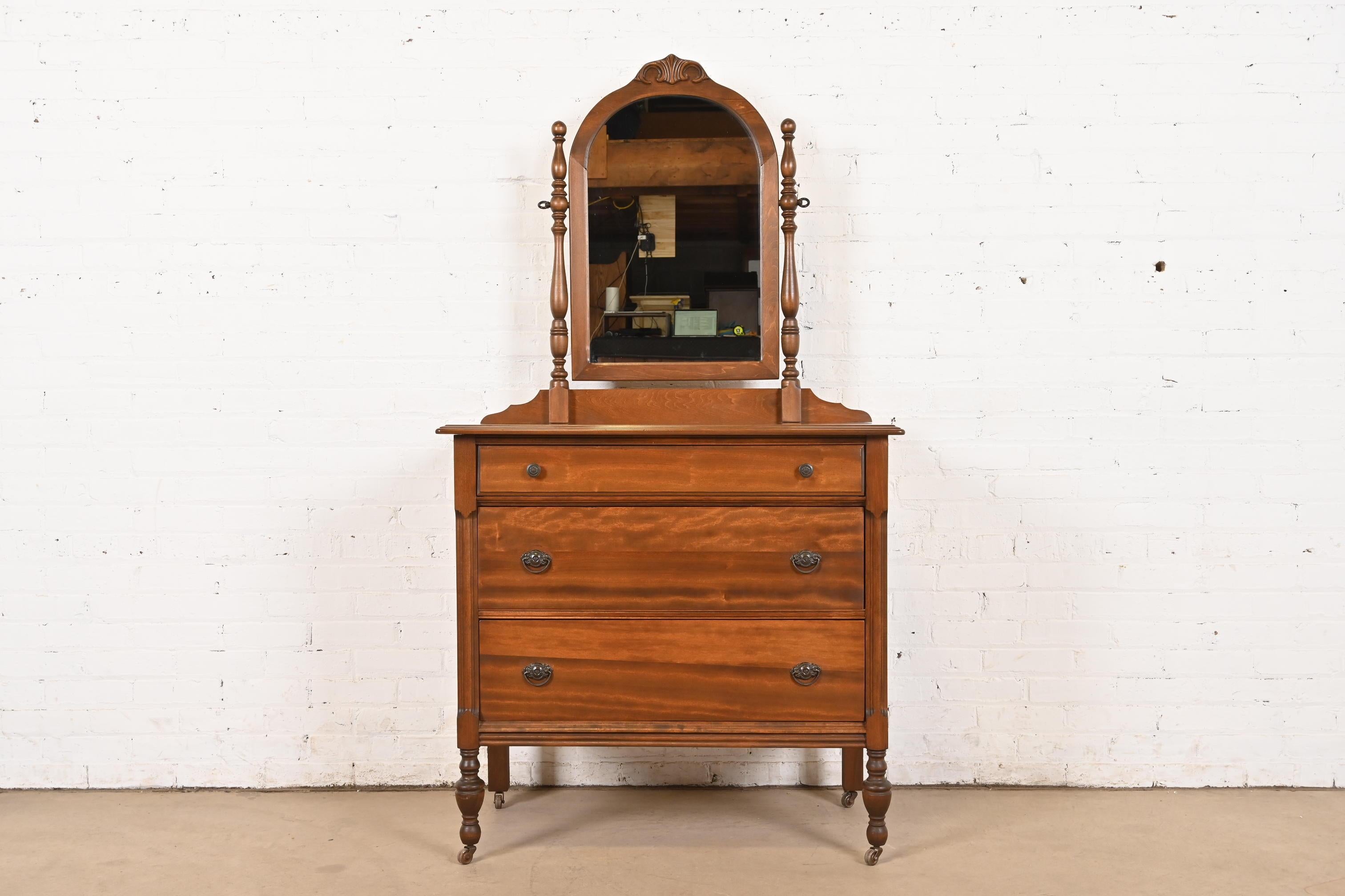 Eine prächtige Französisch Regency Louis XVI-Stil geschnitzt Mahagoni drei Schubladen Kommode Eitelkeit Kommode mit Spiegel

Nach dem Vorbild von Baker Furniture

Von Universal Furniture Co.

USA, ca. 1920er Jahre

Mahagoni geschnitzt, mit