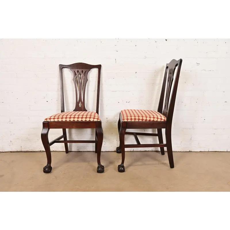 Paire de chaises de salle à manger en acajou sculpté de style Chippendale de Baker Furniture en vente 5