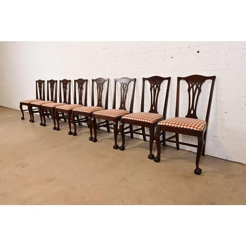 Paire de chaises de salle à manger en acajou sculpté de style Chippendale de Baker Furniture en vente 7