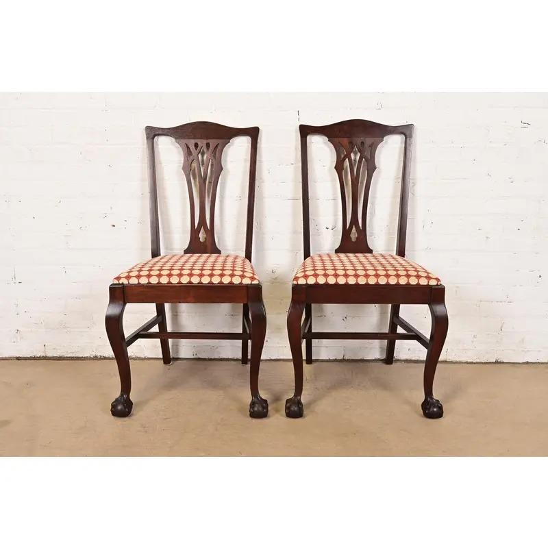 Une paire exceptionnelle de chaises d'appoint ou de chaises de salle à manger de style Chippendale ou géorgien

À la manière des meubles Baker

USA, Circa 1980

Piétements en acajou massif sculpté, avec sièges rembourrés.

Dimensions : 20,63 